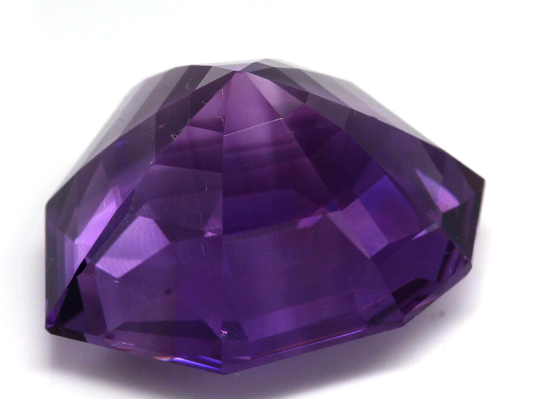 Detail a: Loser Amethyst im Phantasieschliff ca. 47.75 ct
