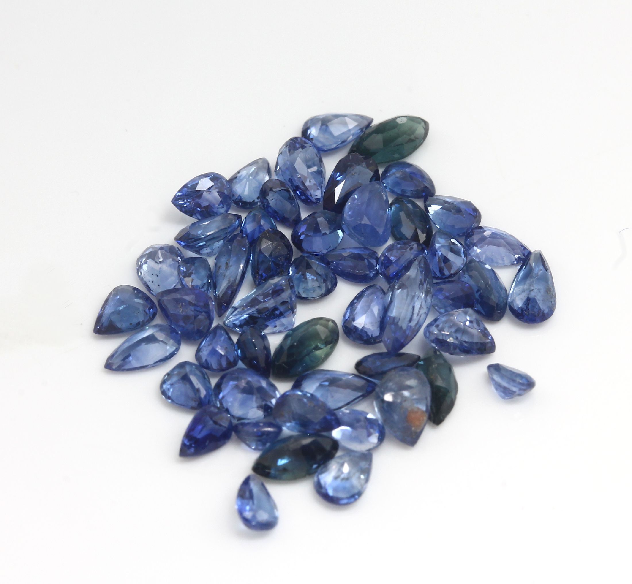 Lot lose Saphir-Tropfen zus. ca. 10.1 ct