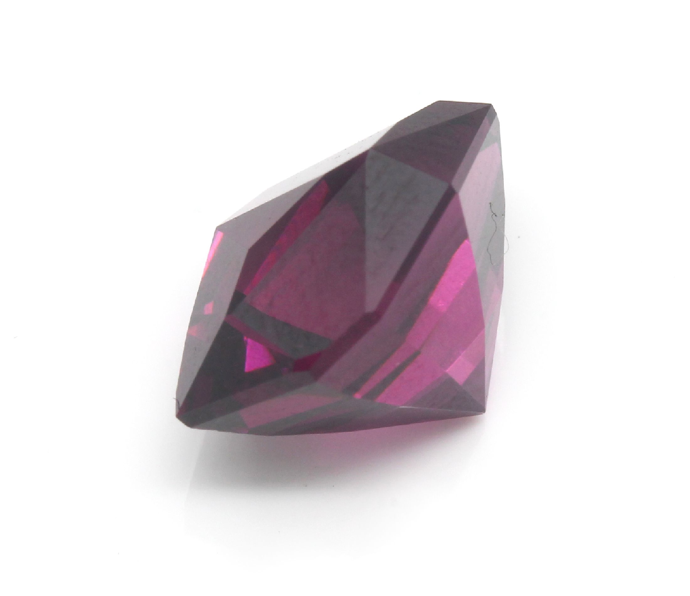 Detail a: Loser facett. Granat ca. 7.35 ct, Phantasieschliff, intensive Farbe