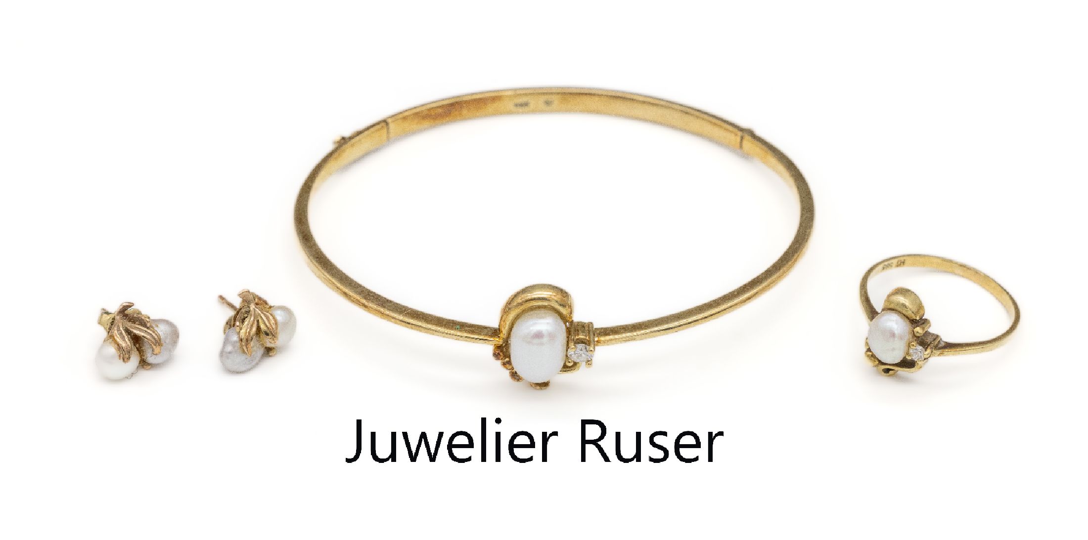 14 kt Gold Brillant-Perl-Schmuckset, GG 585/000, Meistermarke Juwelier Ruser, Weiterstadt, best. aus: Ring, Armreif und Paar Ohrstecker, 5 ...