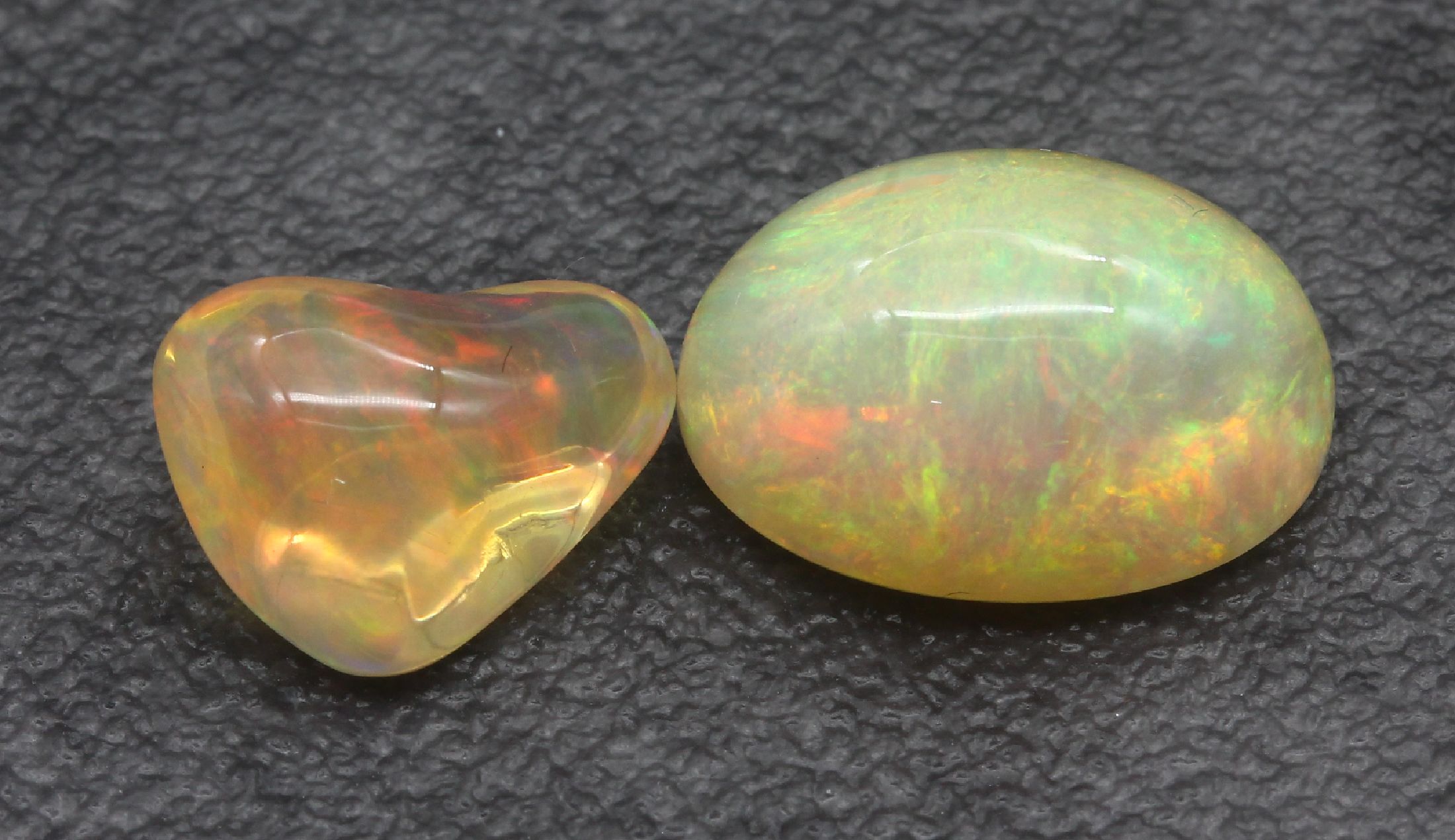 Detail a: Konvolut 2 lose Opal Cabochons: 1 x ca. 10.9 ct, Farbspiel in Orange Grün; 1 x 5.30 ct, Farbspiel in Orange Grün