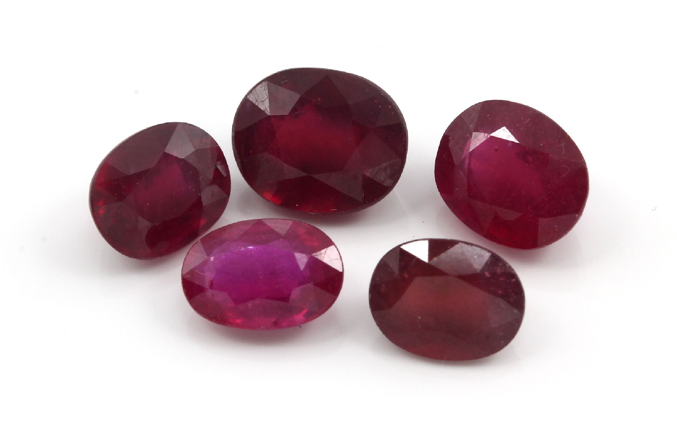 Lot 5 lose Rubine zus. ca. 17.0 ct, ovalfacett., beh.