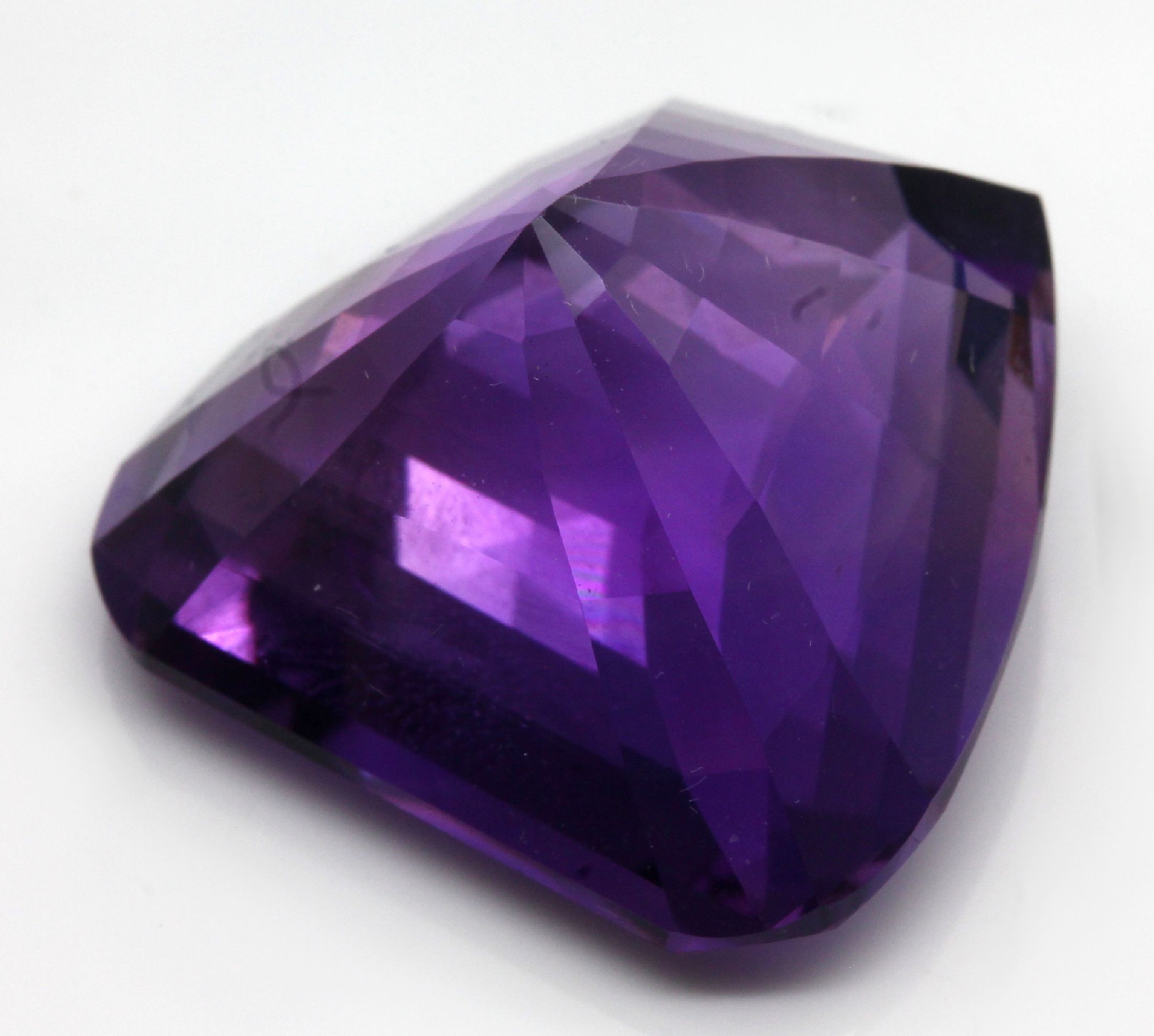 Detail a: Loser Amethyst ca. 29.0 ct, Phantasieschliff