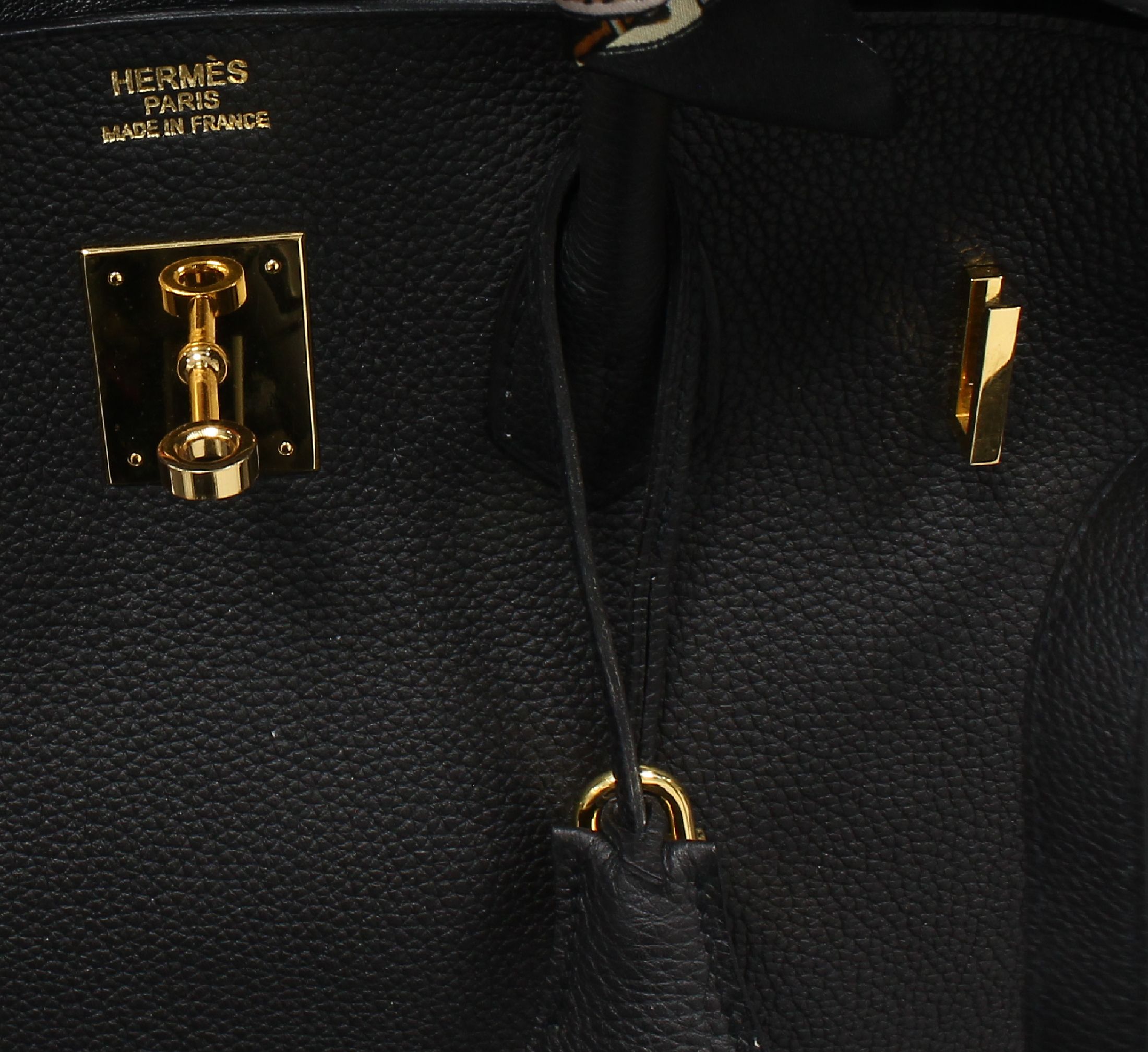 Detail b: HERMES Birkin Bag 35 Twilly, schwarzes Rindsleder, Beschläge Metall verg., 2 Tragehenkel umwickelt jeweils mit Seiden Twillys, schwarz mit farbigem ...