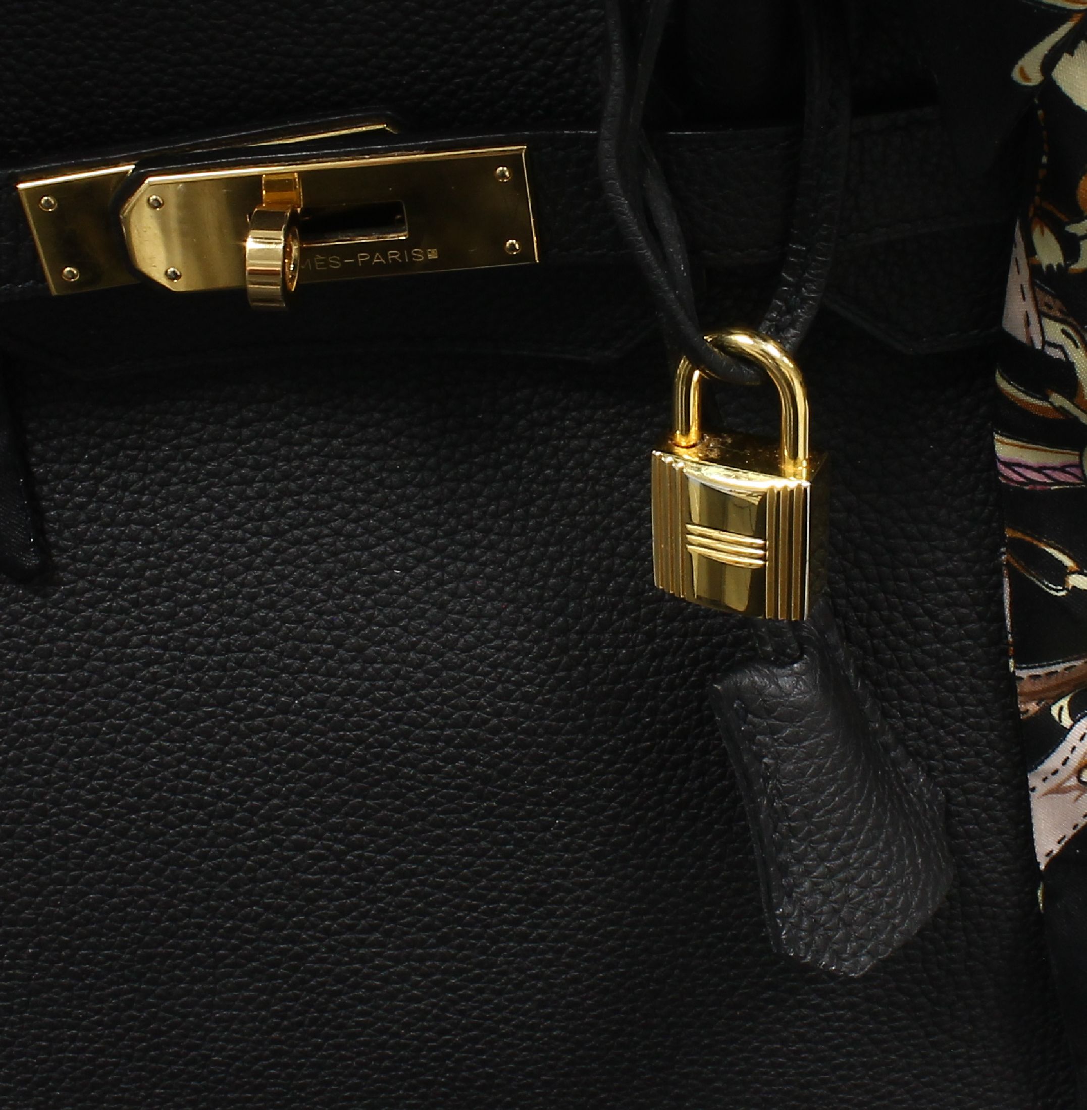 Detail c: HERMES Birkin Bag 35 Twilly, schwarzes Rindsleder, Beschläge Metall verg., 2 Tragehenkel umwickelt jeweils mit Seiden Twillys, schwarz mit farbigem ...