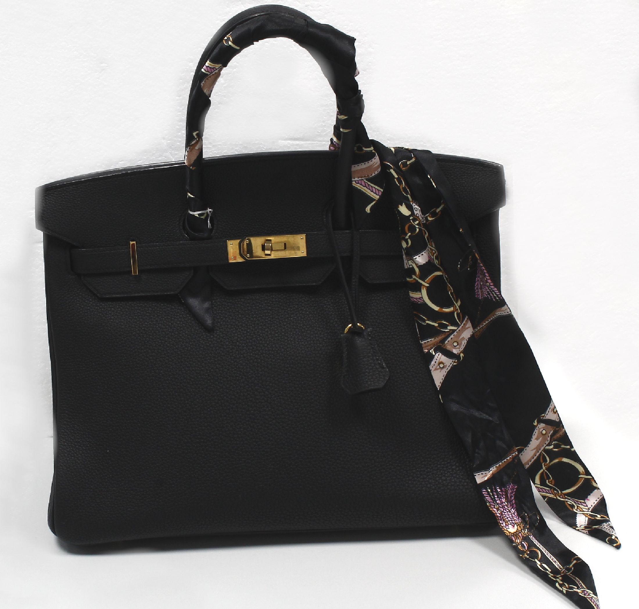 Detail g: HERMES Birkin Bag 35 Twilly, schwarzes Rindsleder, Beschläge Metall verg., 2 Tragehenkel umwickelt jeweils mit Seiden Twillys, schwarz mit farbigem ...