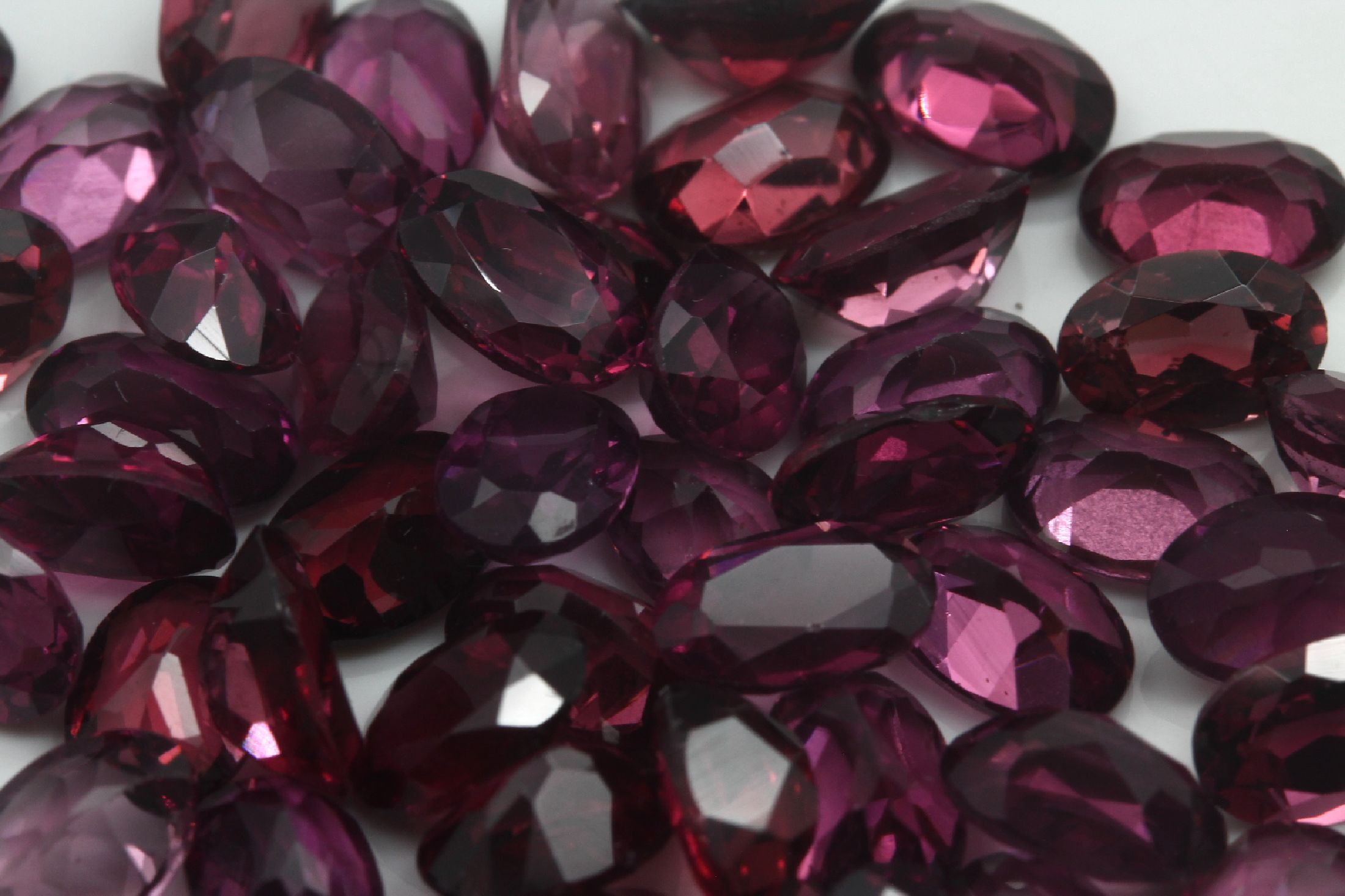 Detail a: Lot lose Granate zus. ca. 30.8 ct, ovalfacett.