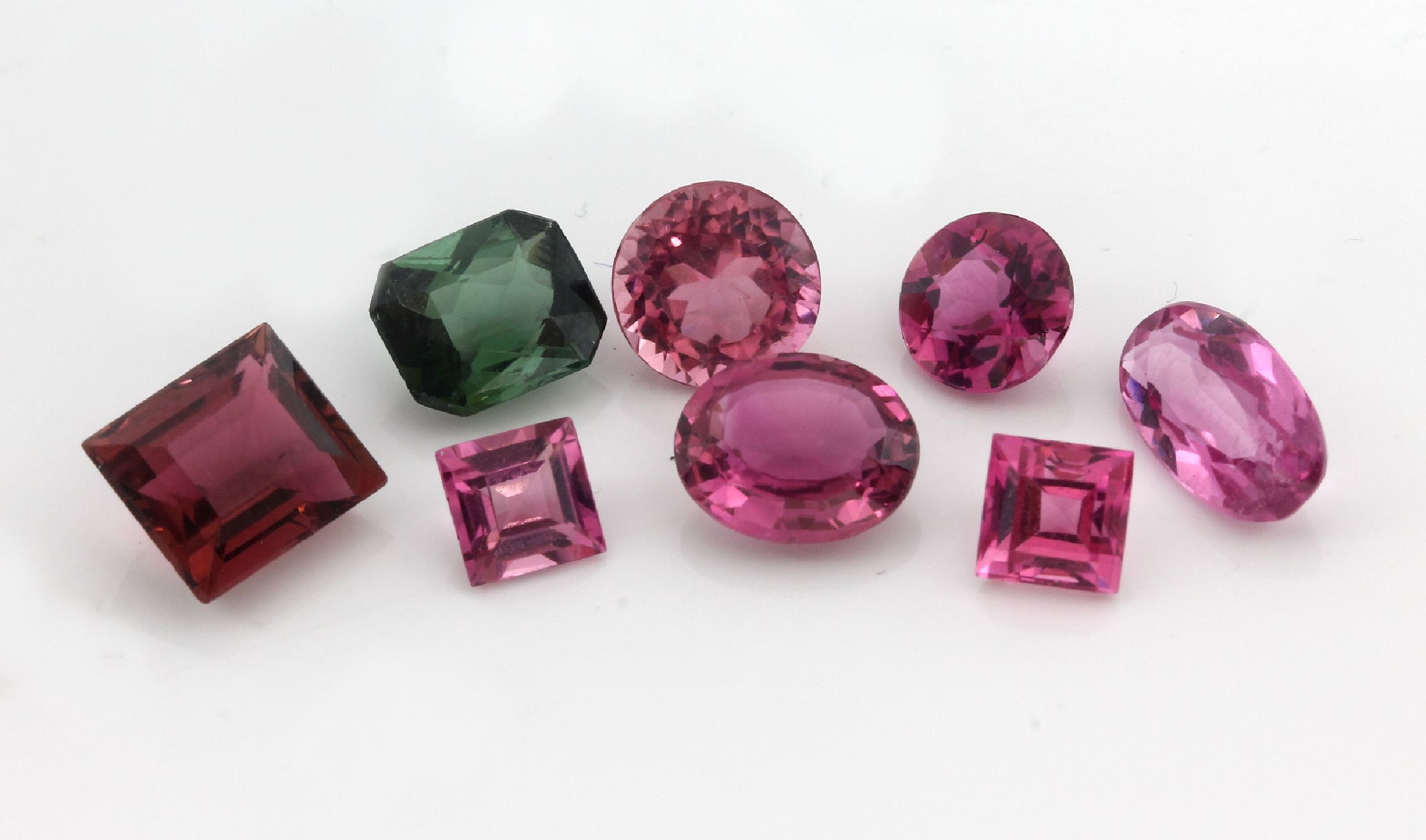 Lot 8 lose Turmaline zus. ca. 11.5 ct, 1 x grün, 7 x pink, versch. Schliffformen