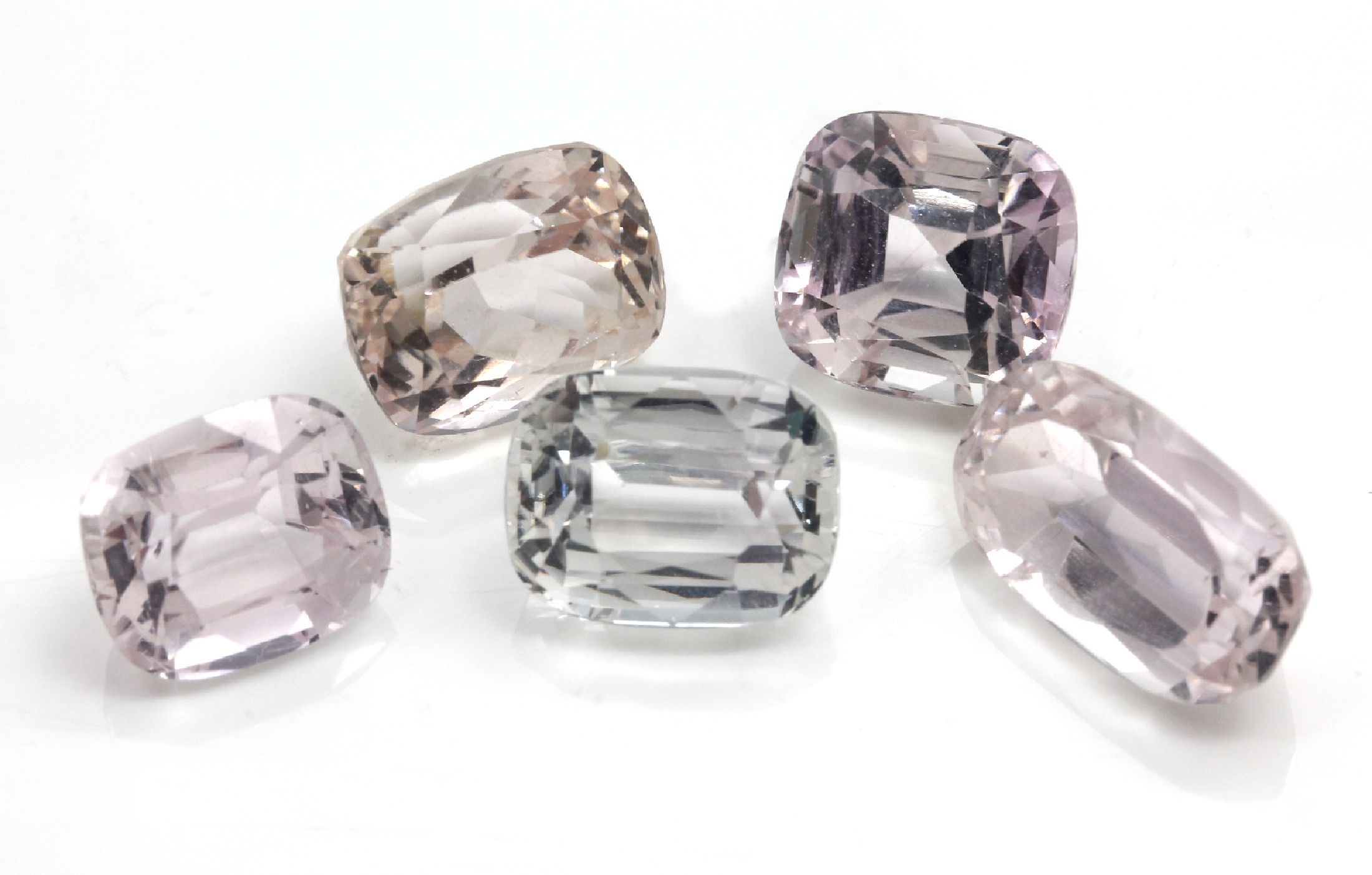 Lot 5 lose Kunzite zus. ca. 33.4 ct, versch. Schliffformen