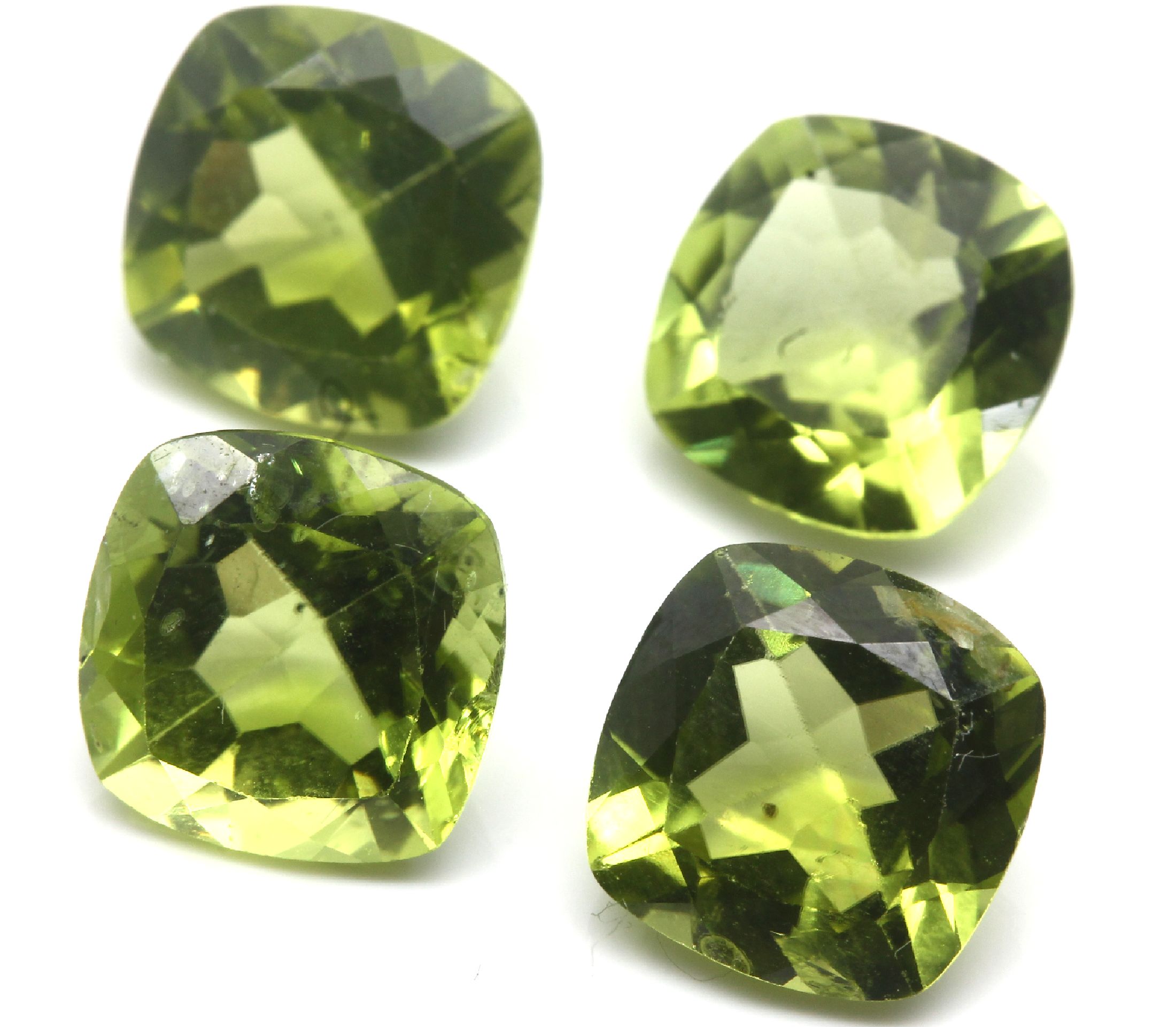 Lot 4 Peridot-Carrees zus. ca. 8.7 ct