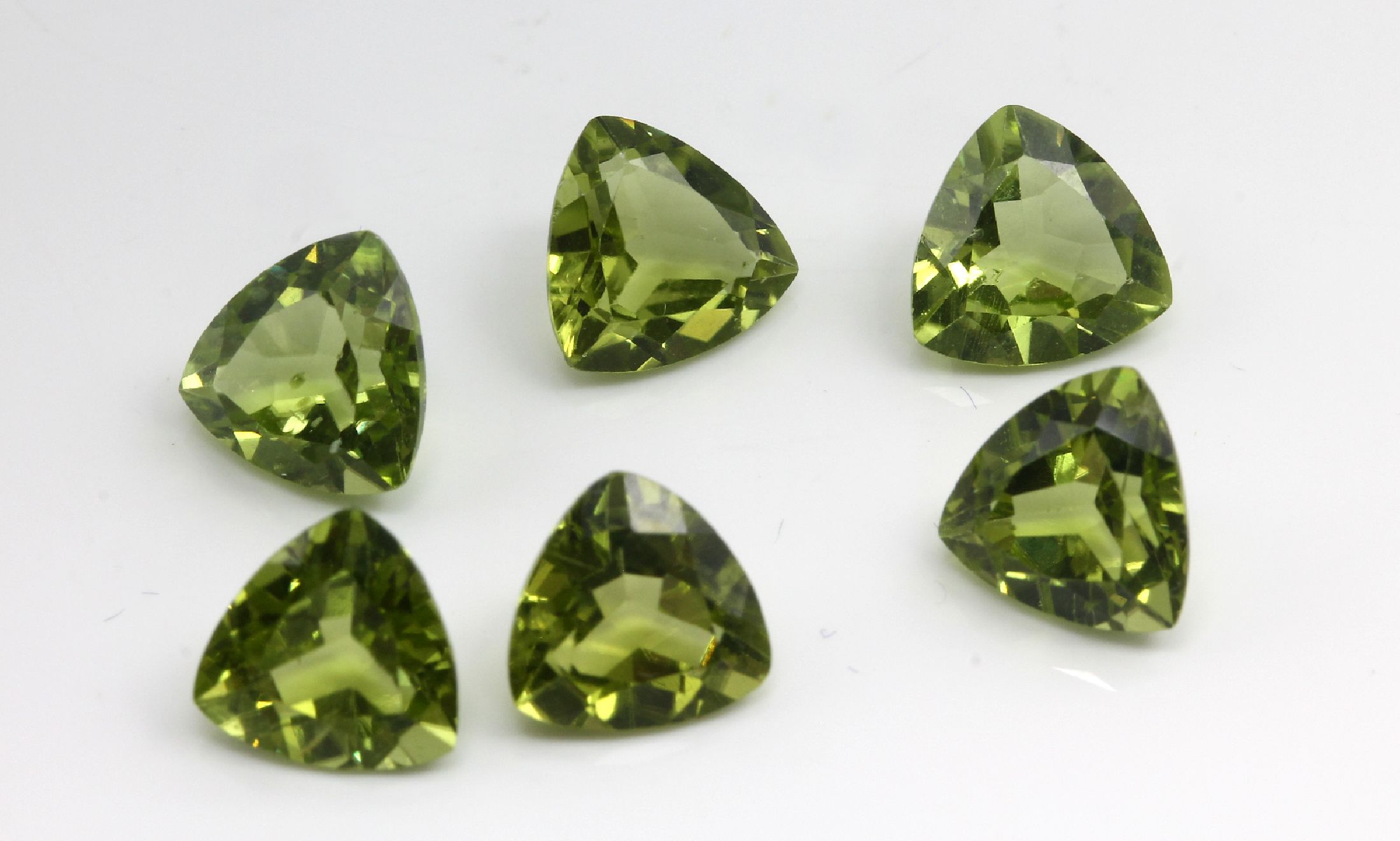 Konvolut 6 Peridot Triangeln zus. ca. 10.9 ct