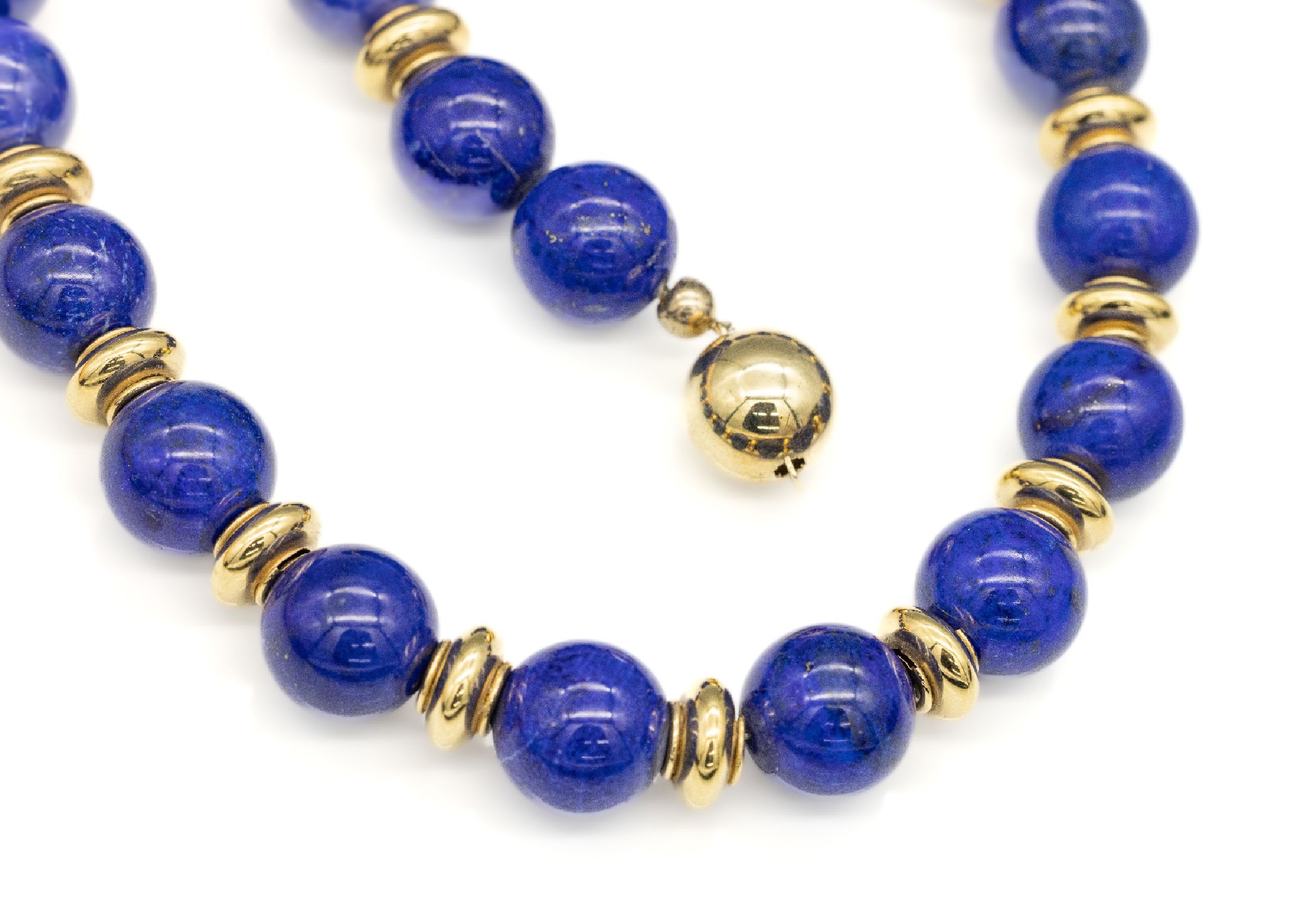 14 kt Gold Lapislazuli-Kugelkette, GG 585/000, 19 Lapislazulikugeln Durchm. ca. 16 mm, Kugelschließe und Zwischenteile GG 585/000, L. ca. 42 cm, ...
