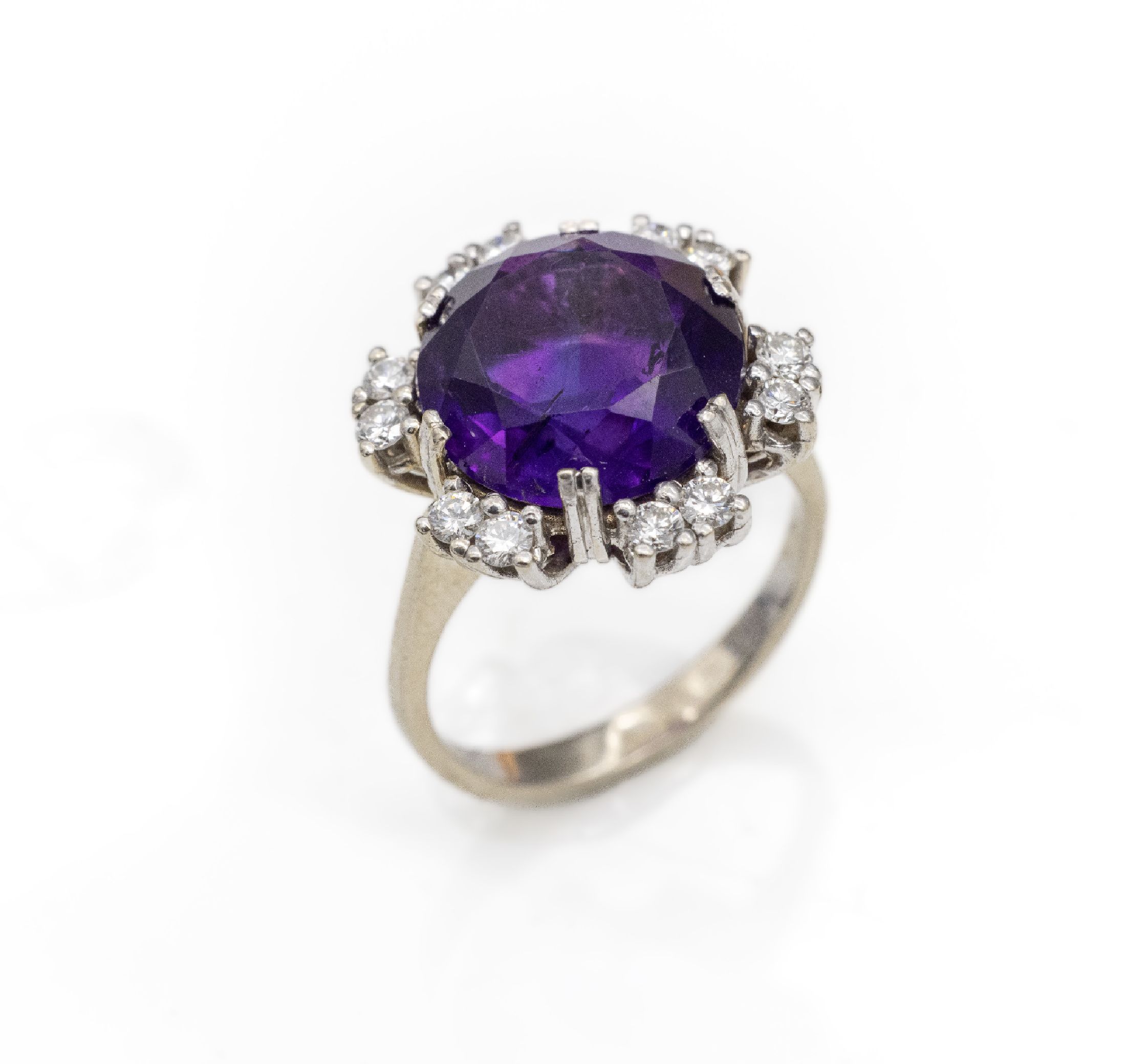 14 kt Gold Amethyst-Brillant-Ring, WG 585/000, rundfacett. Amethyst ca. 6.50 ct, 12 Brillanten zus. ca. 0.50 ct feines Weiß/vs-si, ca. 5.6 g, RW ...