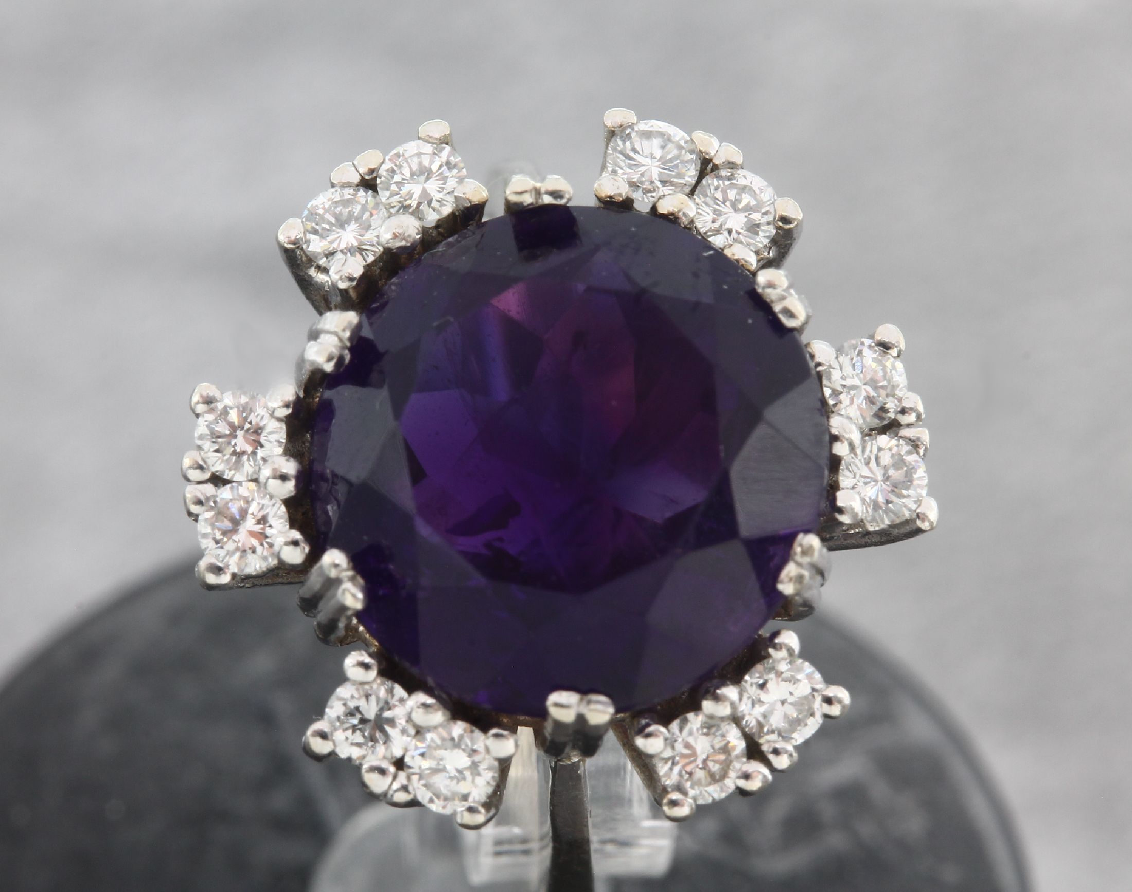 Detail a: 14 kt Gold Amethyst-Brillant-Ring, WG 585/000, rundfacett. Amethyst ca. 6.50 ct, 12 Brillanten zus. ca. 0.50 ct feines Weiß/vs-si, ca. 5.6 g, RW ...