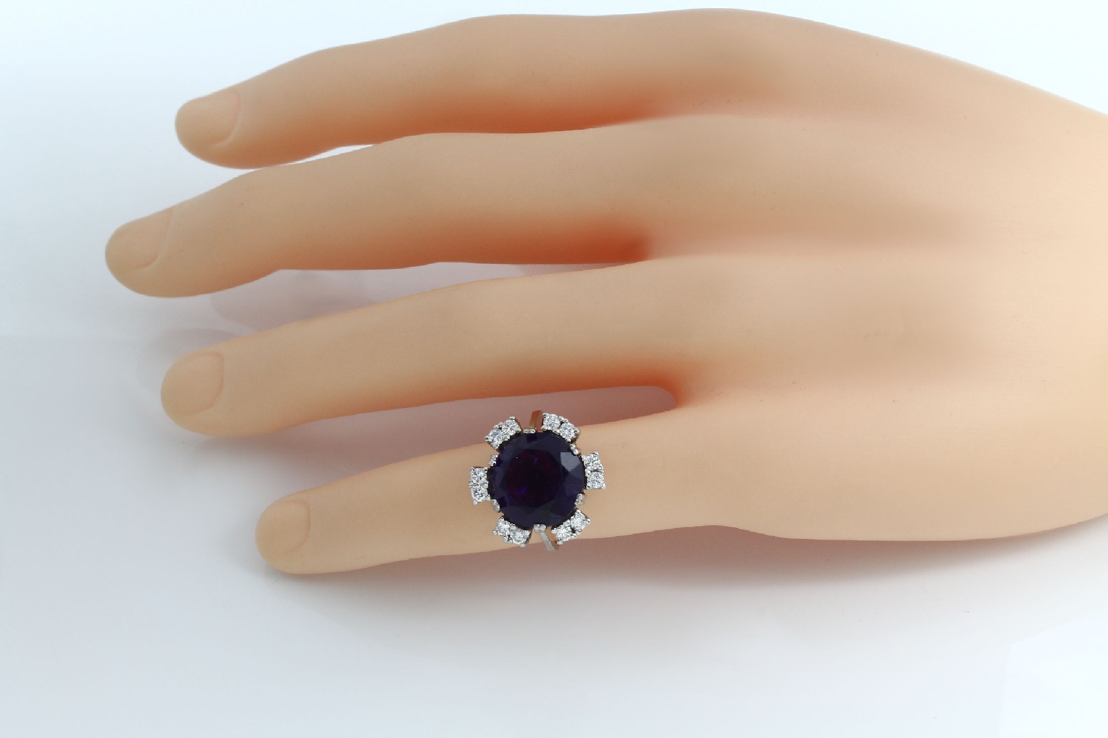 Detail b: 14 kt Gold Amethyst-Brillant-Ring, WG 585/000, rundfacett. Amethyst ca. 6.50 ct, 12 Brillanten zus. ca. 0.50 ct feines Weiß/vs-si, ca. 5.6 g, RW ...