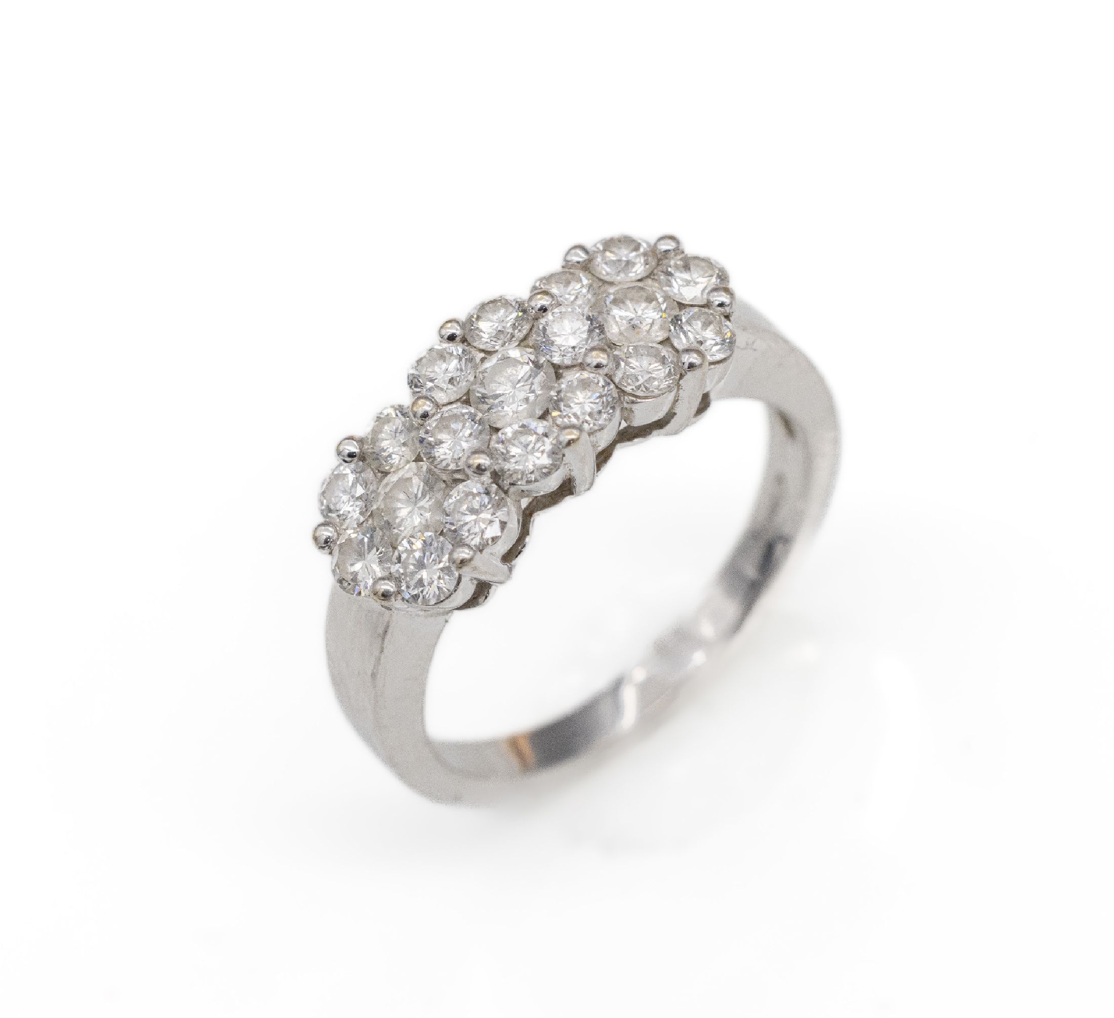 18 kt gold Brillant-Ring, WG 750/000, 19 Brillanten zus. ca. 1.10 ct feines Weiß-Weiß/vs-si, ca. 4.7 g, RW 53