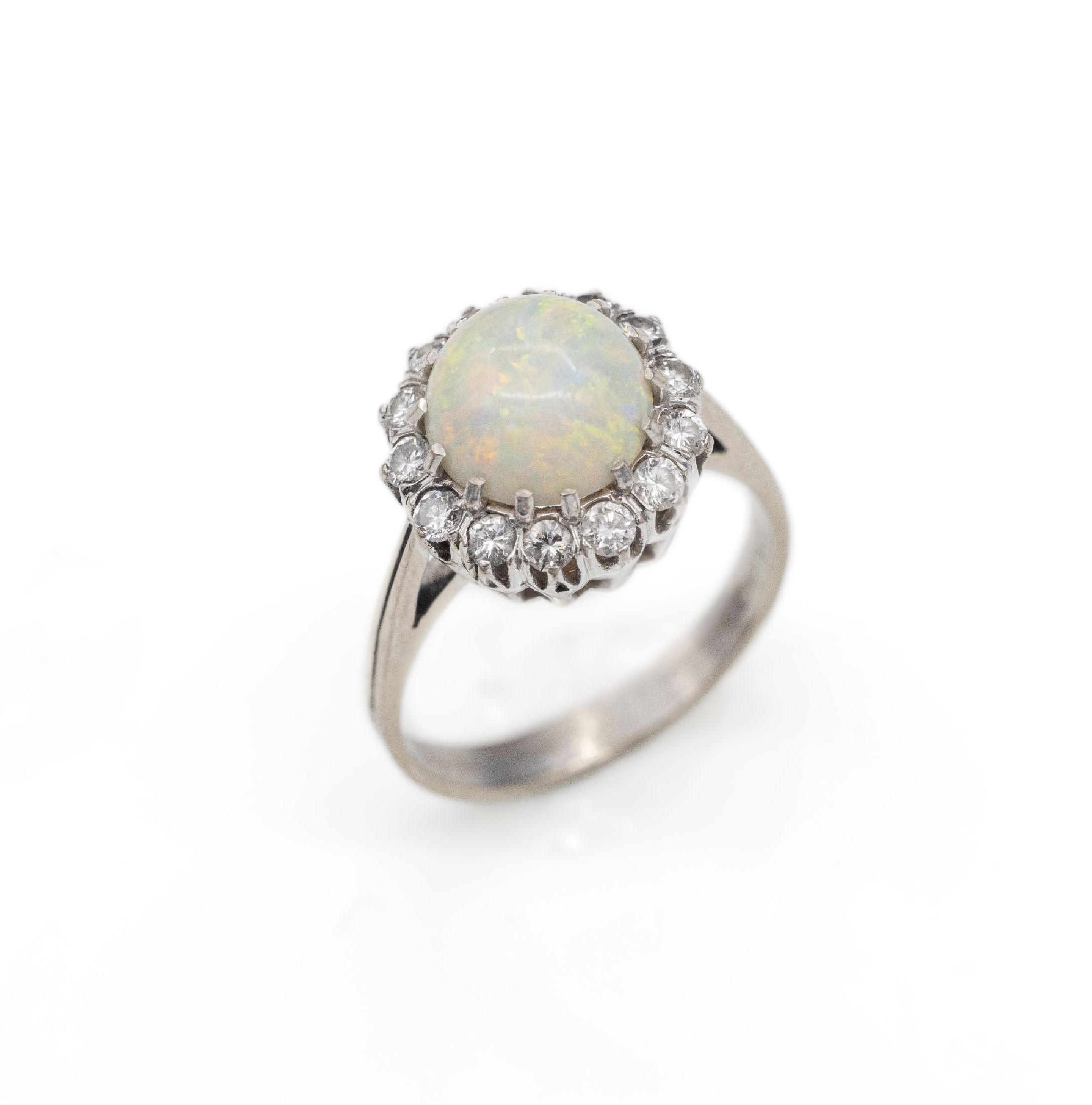 18 kt Gold Opal-Brillant-Ring, WG 750/000, runder Opal-Cabochon (leicht locker) ca. 3.0 ct, 14 Brillanten zus. ca. 0.42 ct Weiß/si, total ca. 4.3 ...