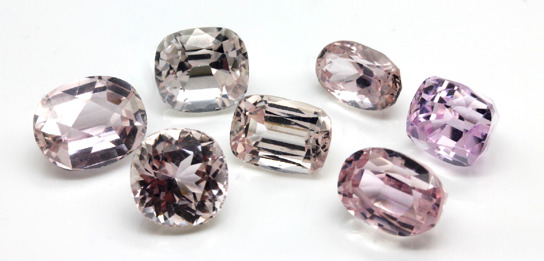 Lot 7 lose Kunzite zus. ca. 39.4 ct, versch. Schliffformen