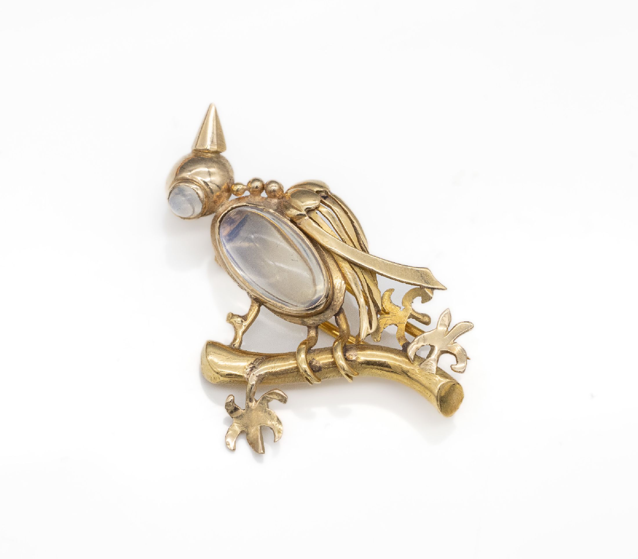 18 kt Gold Mondstein-Brosche "Vogel auf Ast", GG 750/000, Meistermarke ungedeutet, Kopf und Körper jeweils mit Mondstein-Cabochonzus. ca. ...