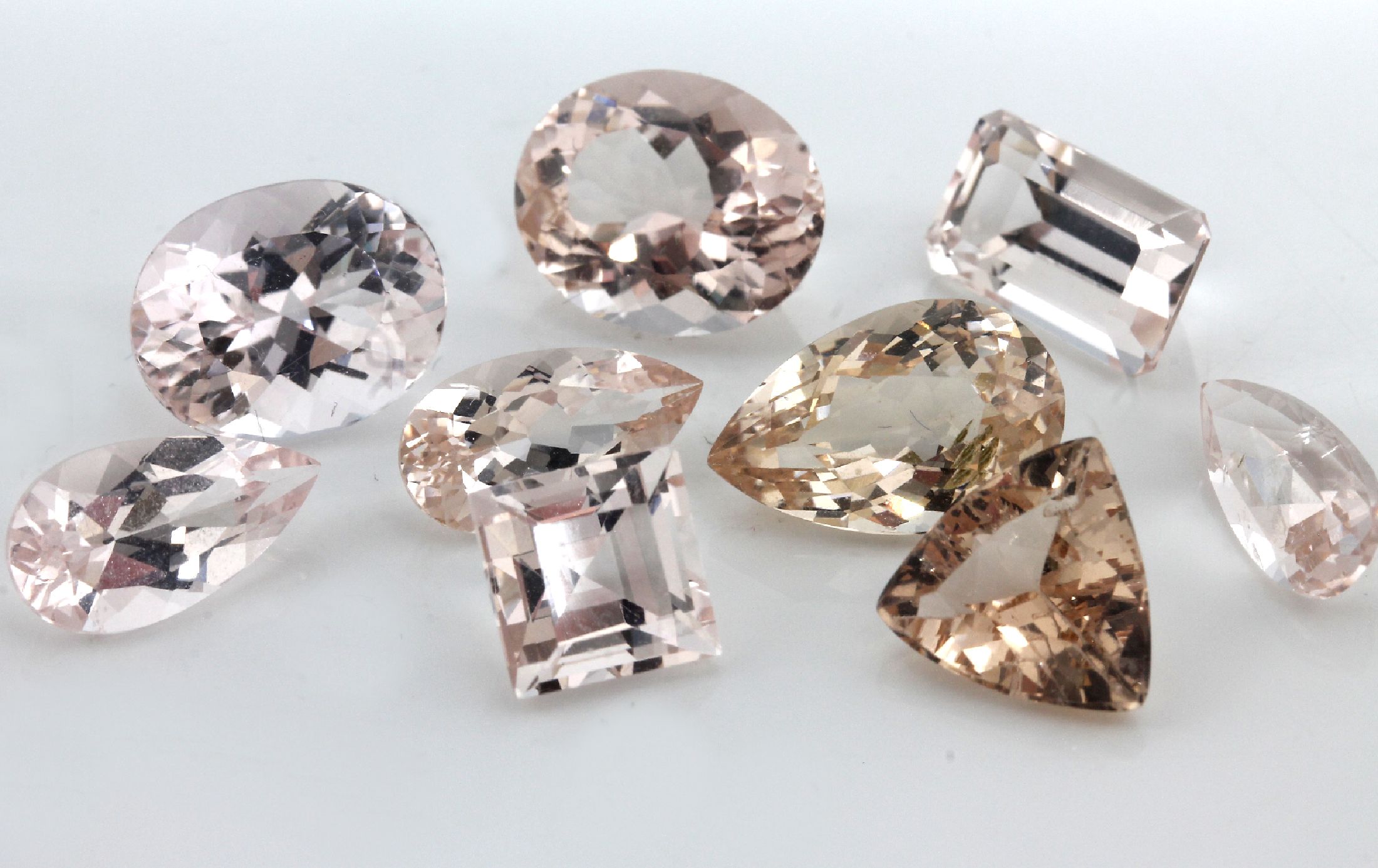Lot 9 lose Kunzite zus. ca. 19.5 ct, versch. Schliffformen