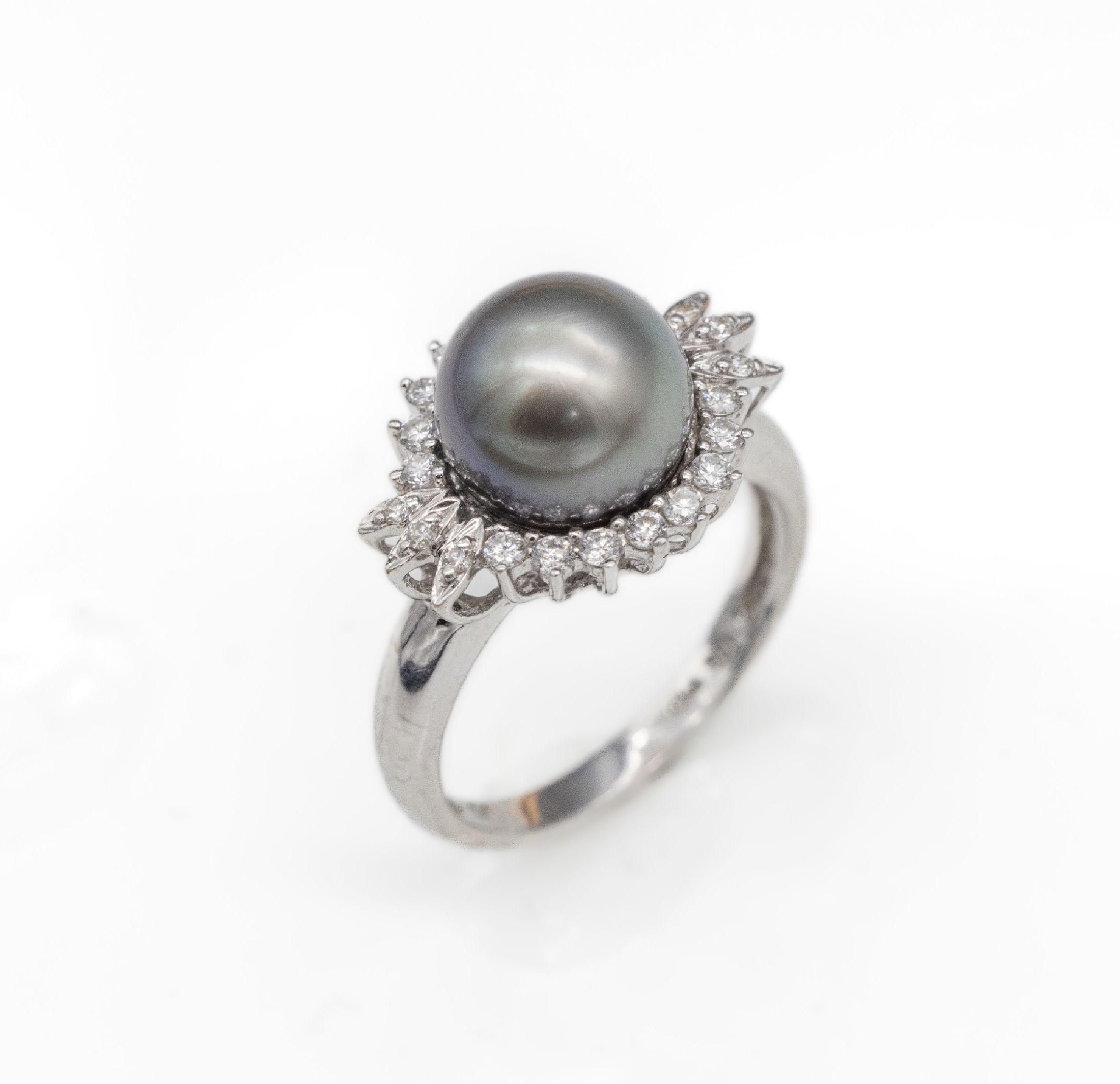 18 kt Gold Zuchtperl-Brillant-Ring, WG 750/000, 1 graue Zuchtperle Durchm. ca. 10 mm, 22 Brillanten zus. ca. 0.34 ct feines Weiß-Weiß/si, total ...