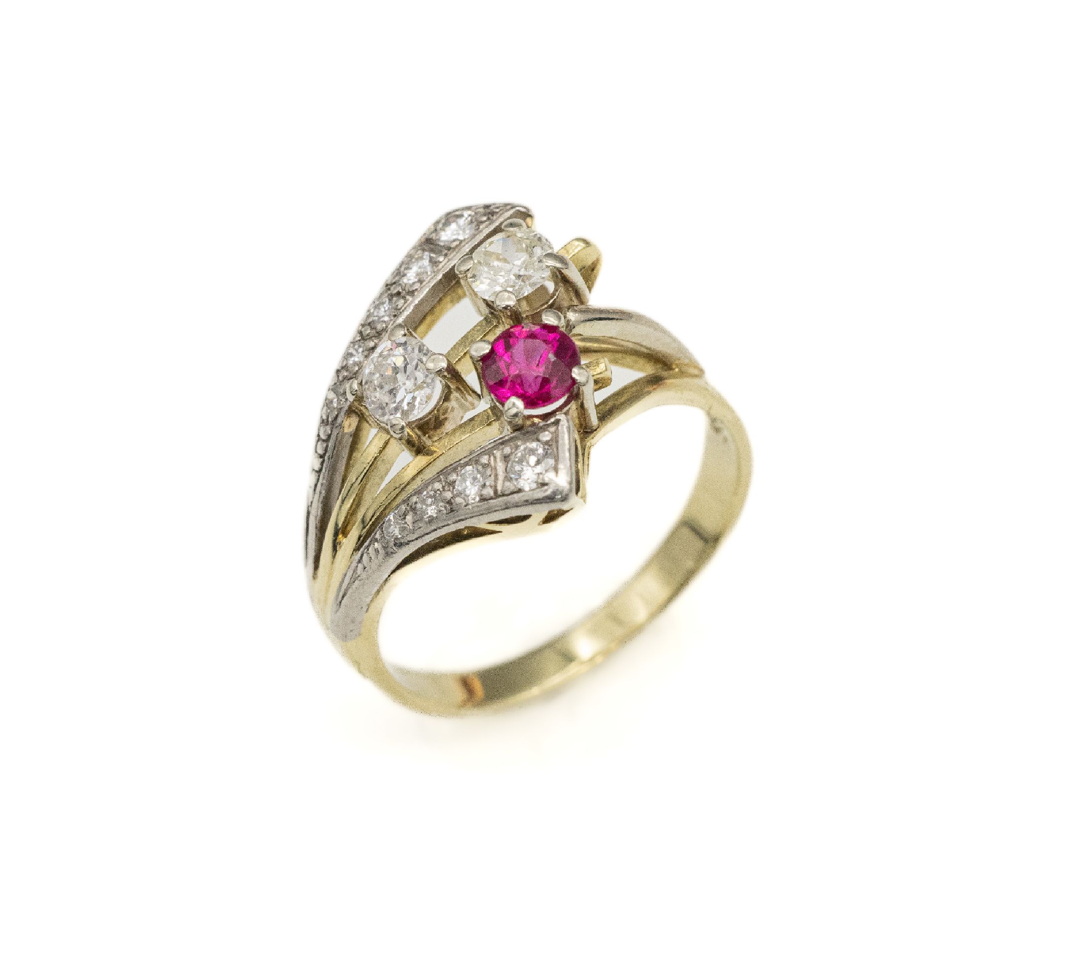14 kt Gold Diamant-Ring, GG/WG 585/000, 1950er Jahre, 1 rundfacett. synth. Rubin, 2 Altschliff-Diamanten zus. ca. 0.30 ct get. Weiß/p 1, 9 ...