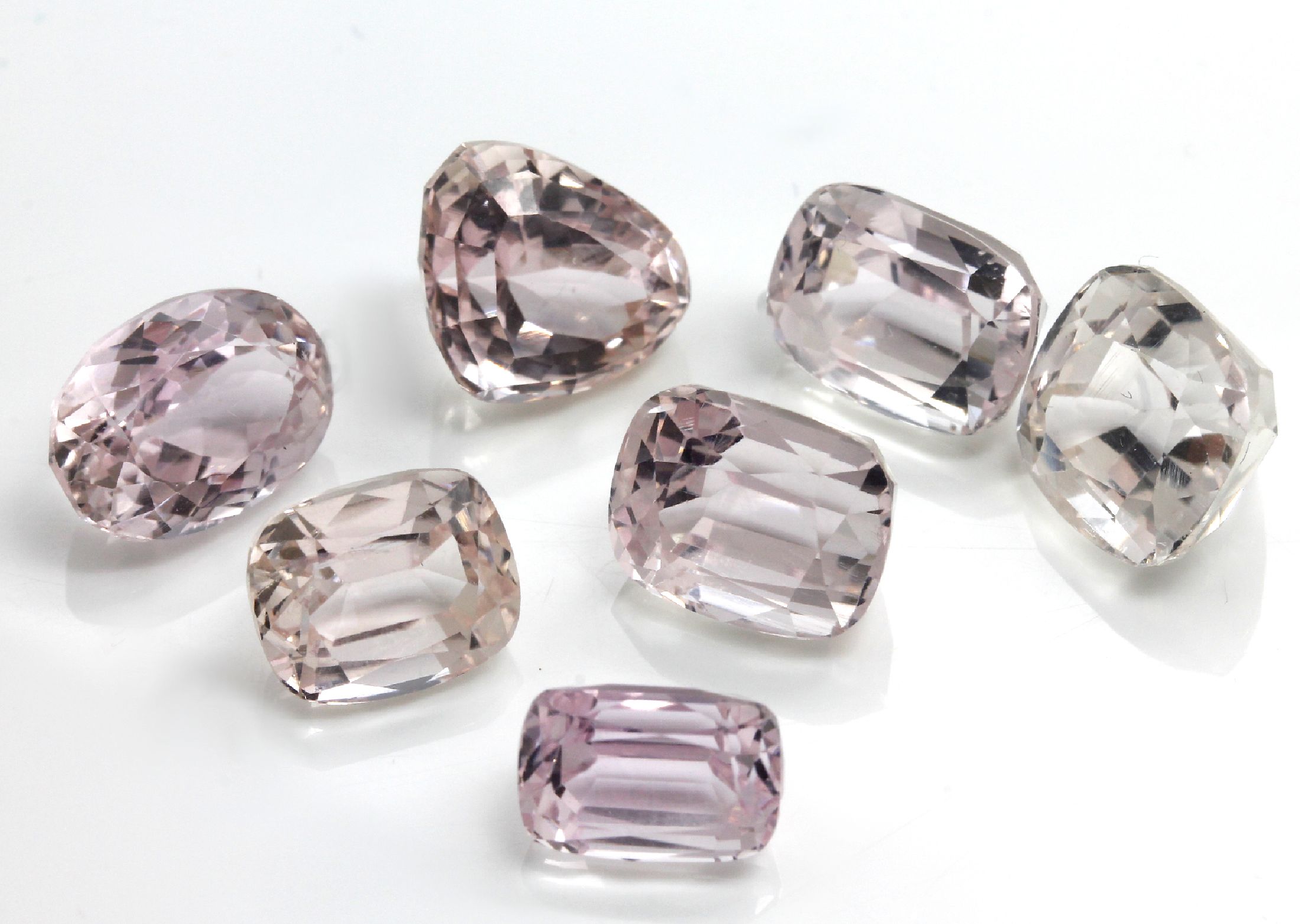 Lot 7 lose Kunzite zus. ca. 38.6 ct, versch. Schliffformen