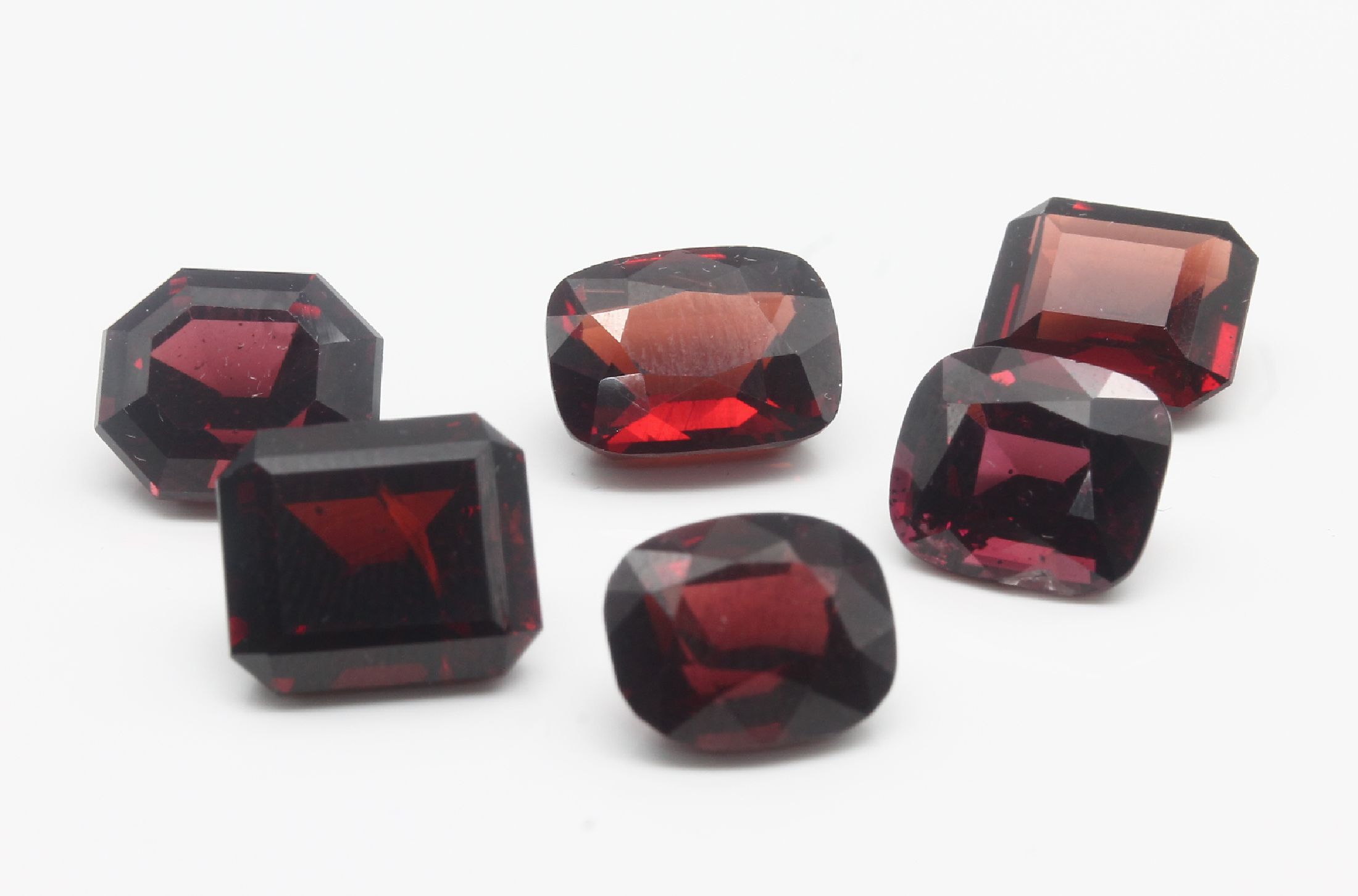 Lot 6 lose Granate zus. ca. 28.1 ct, schönes tiefes Rot, versch. Schliffformen