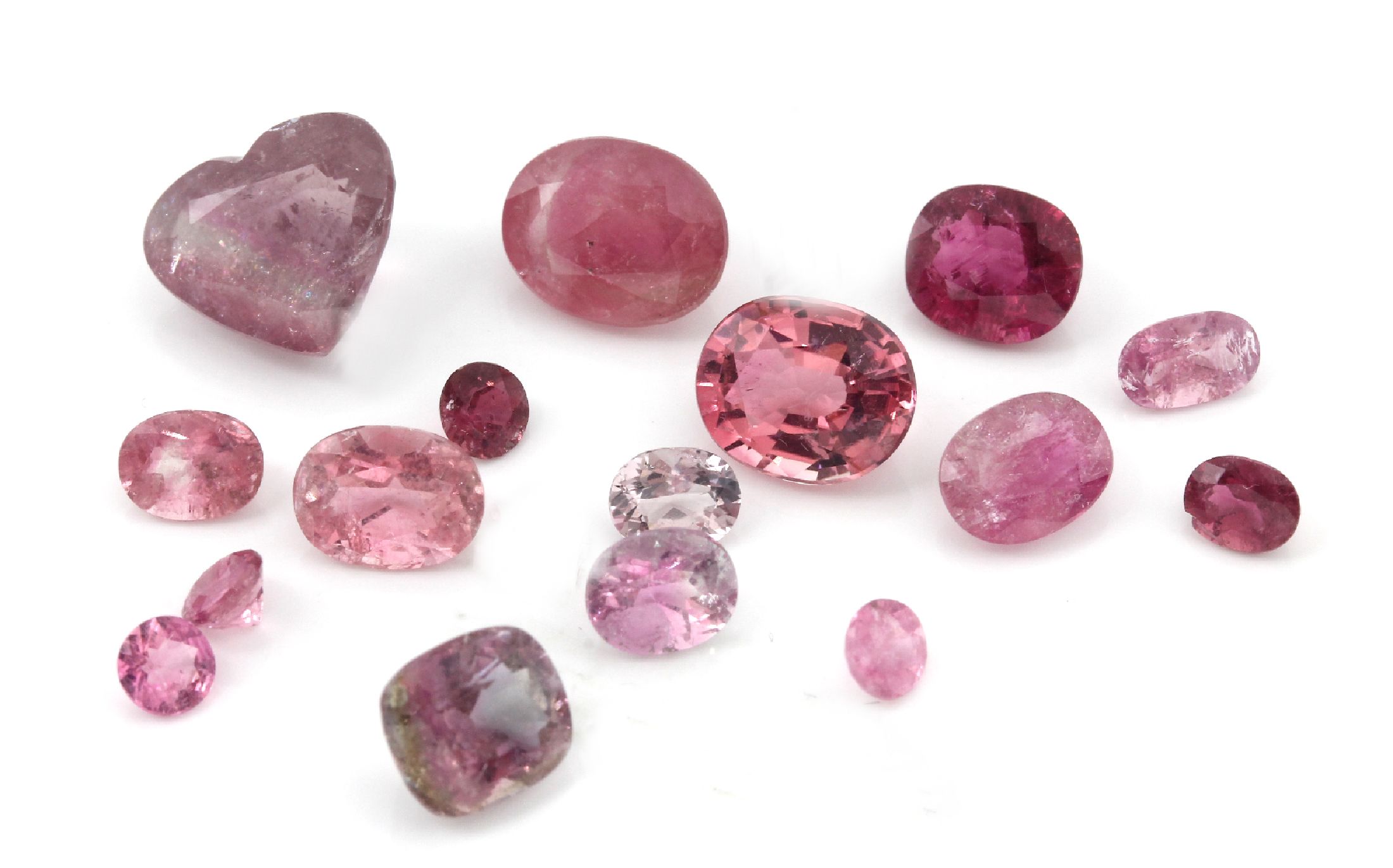 Lot 16 lose rosa Turmaline zus. ca. 15.3 ct, versch. Farbnuancen und Schliffformen