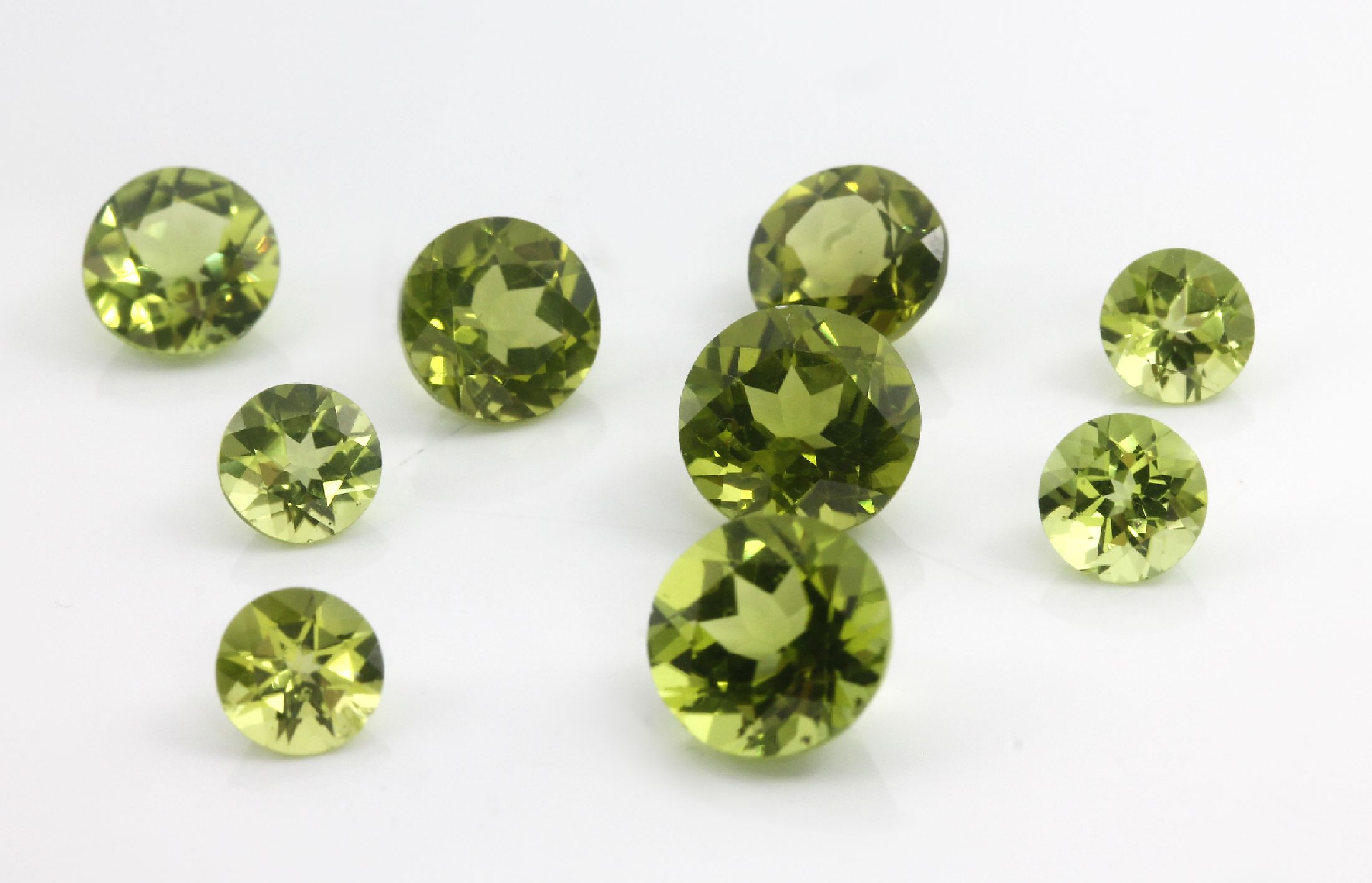 Lot 9 lose rundfacett. Peridots zus. ca. 15.6 ct