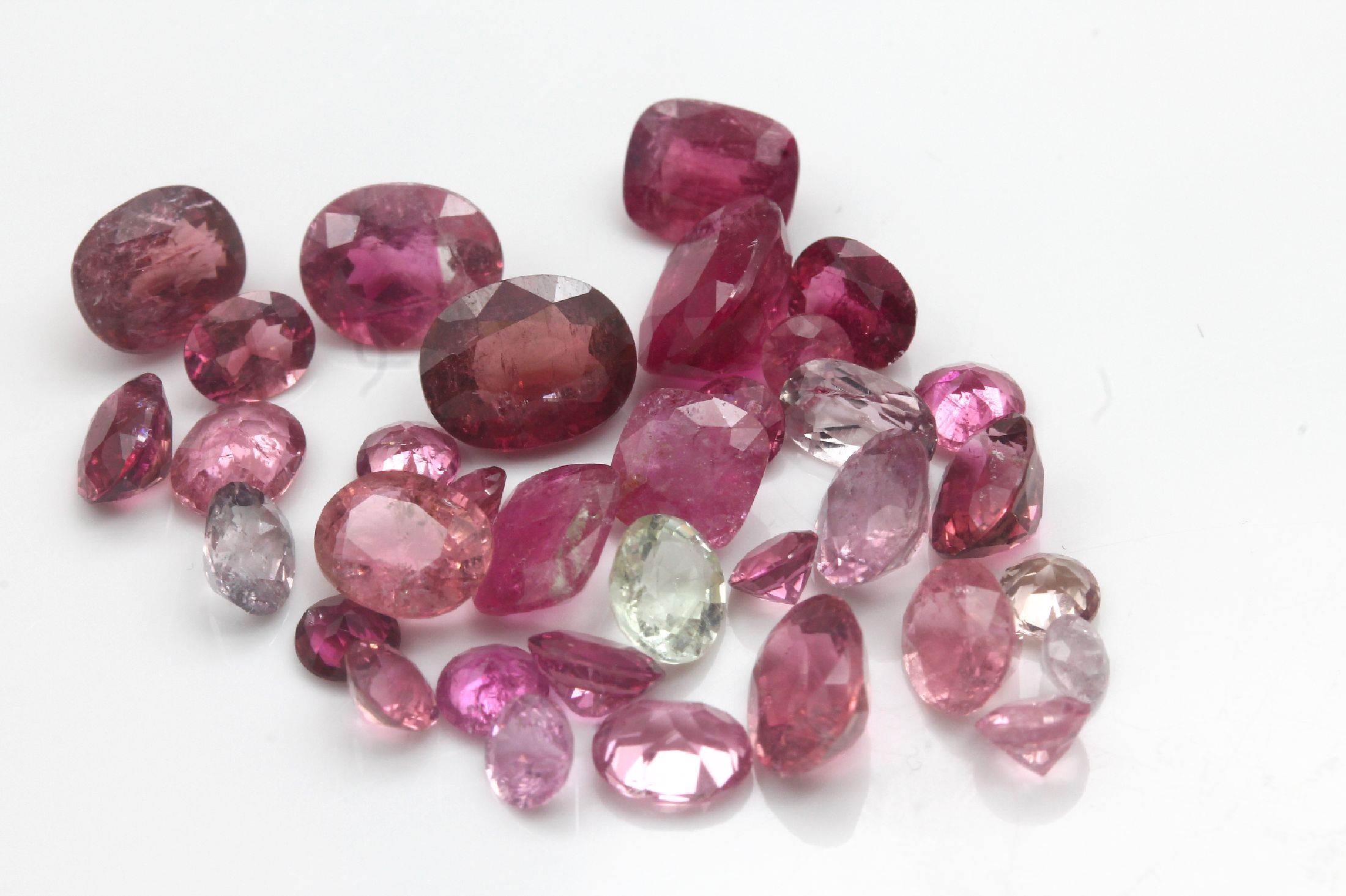 Lot lose Turmaline zus. ca. 17.8 ct, rosefarb., versch. Farbnuancen und Schliffformen