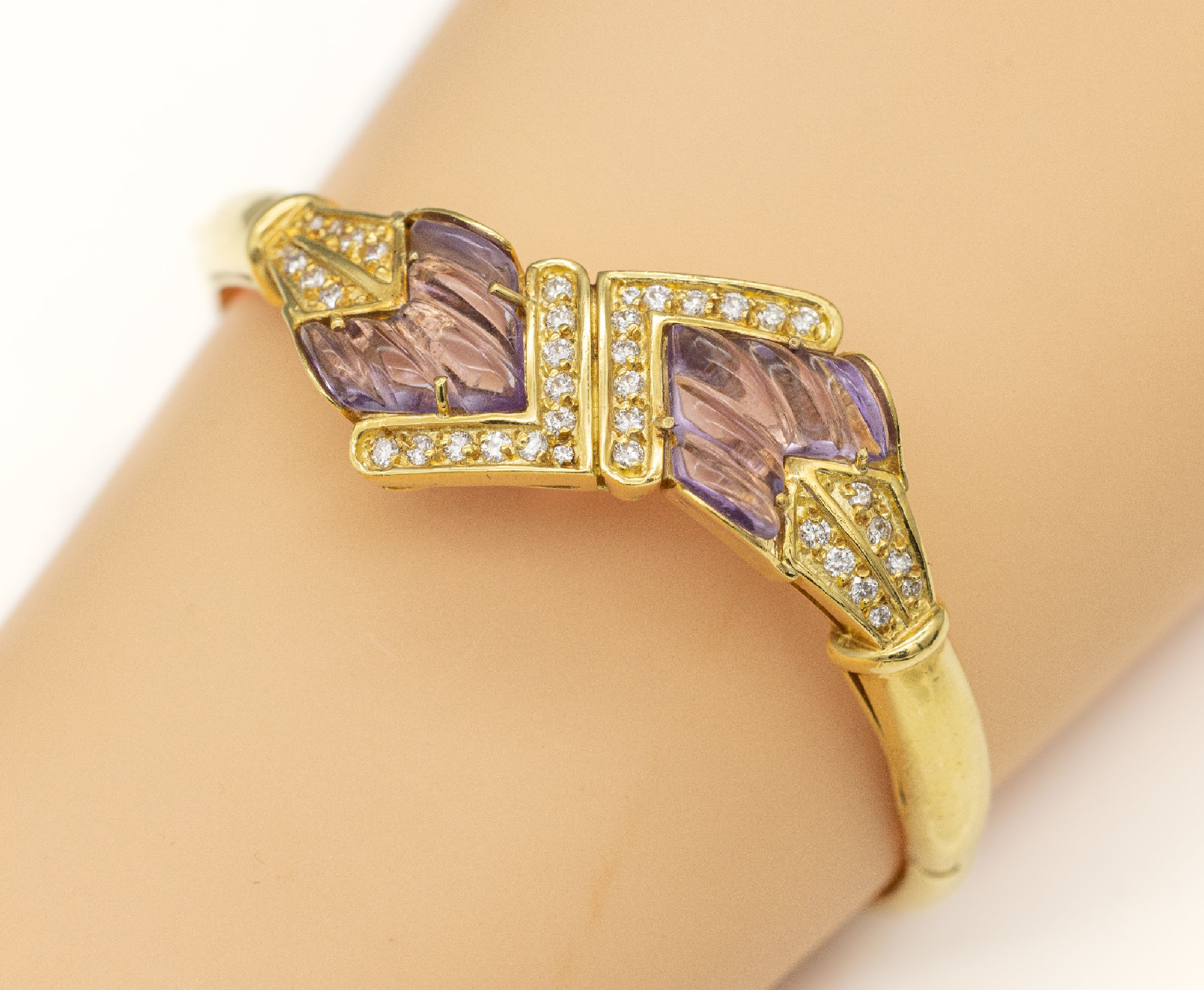 18 kt Gold Amethyst-Brillant-Armreif, GG 750/000, 2 eingeschliffene, geriefte Amethyste, 38 Brillanten zus. ca. 0.75 ct feines Weiß/si, ca. 32.1 g, ...