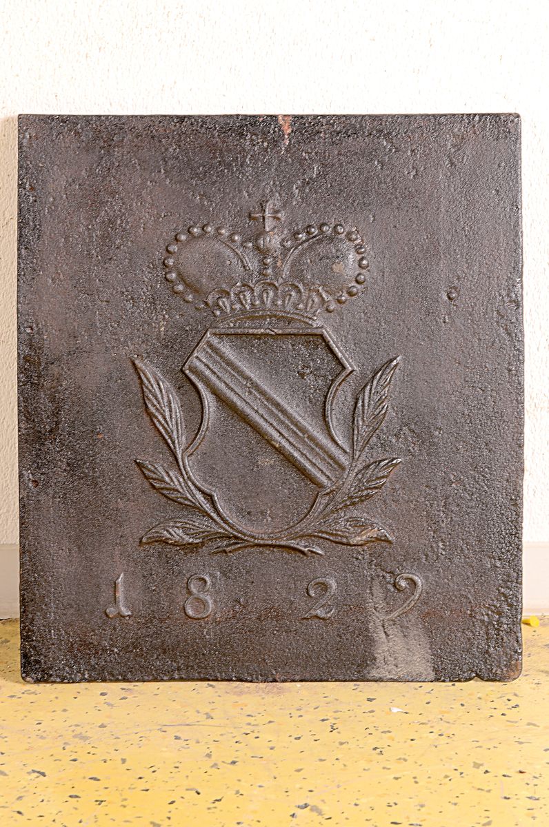Ofenplatte, Großherzogtum Baden, datiert 1829, unter der Regierung des Großherzog Ludwig I. (*1763, reg. 1818-1830), fein reliefierter Eisenguss ...