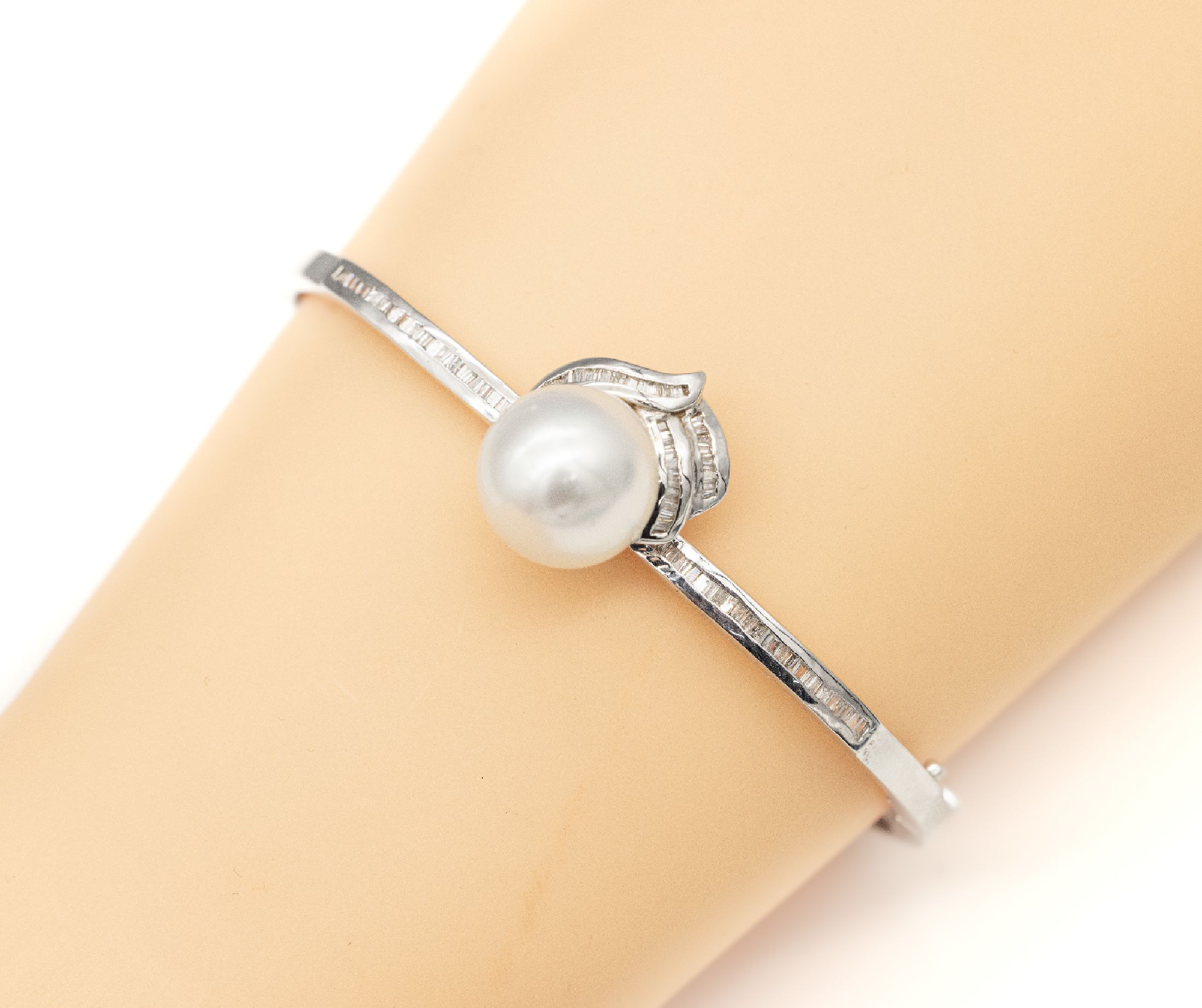 14 kt Gold Zuchtperl-Diamant-Armreif, WG 585/000,, 1 weiße Südseeperle D. ca. 13 mm, Diamant-Baguettes und Trapeze zus. ca. 1.0 ct Weiß/si, ca. ...