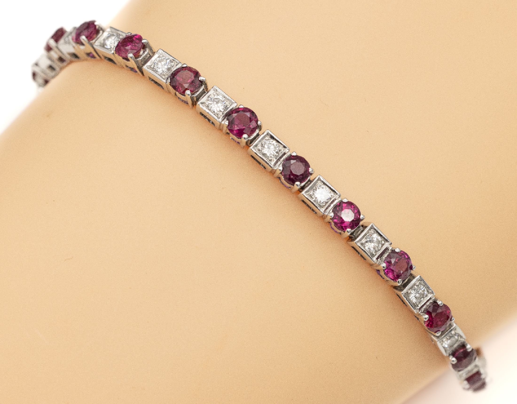 18 kt gold Rubin-Brillant-Armband, WG 750/000, 21 rundfacett. Rubine zus. ca. 2.0 ct, 21 Brillanten zus. ca. 1.0 ct Weiß/vs-si, ca. 14.6 g, L. ca. ...