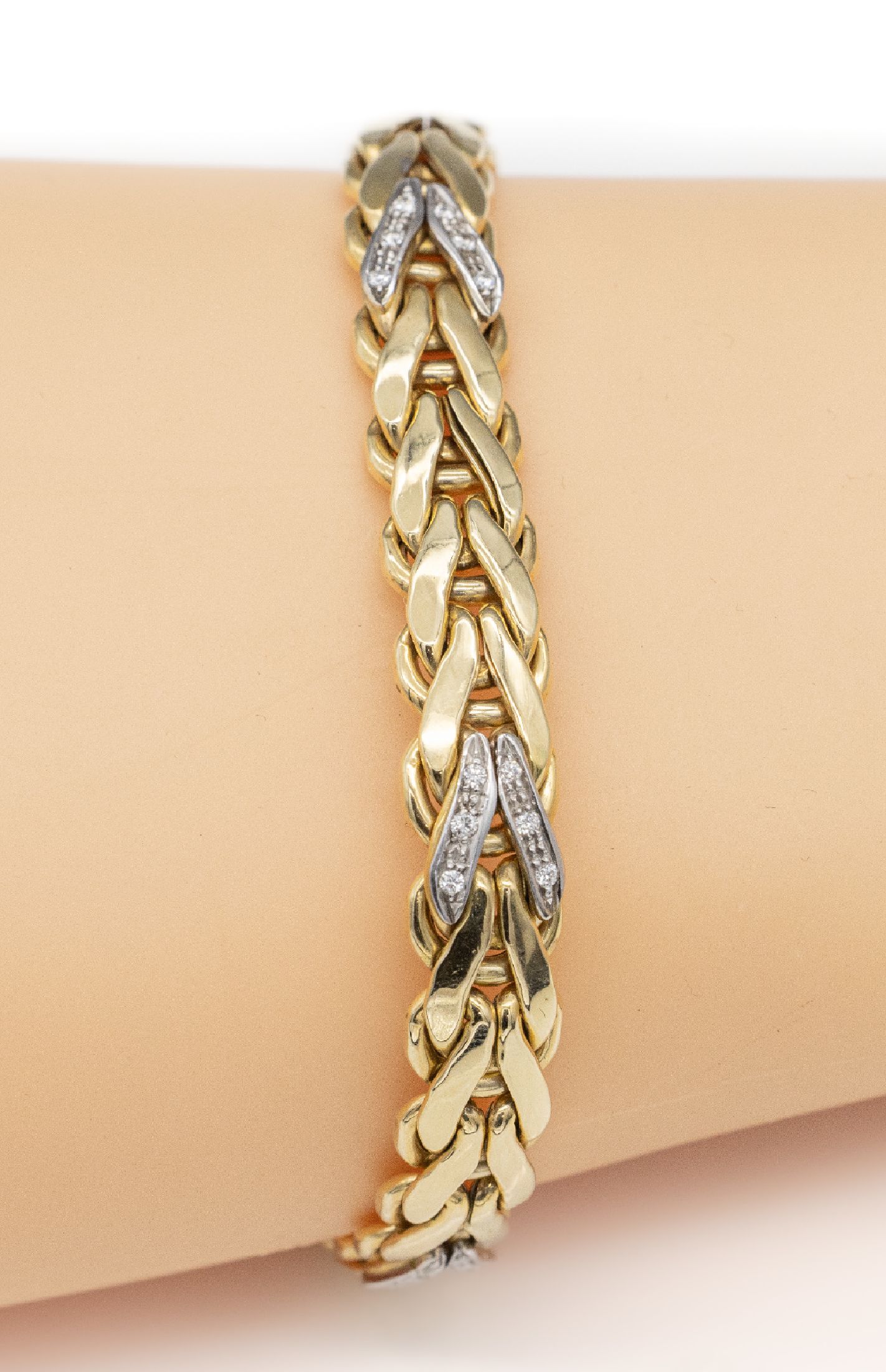 14 kt Gold Brillant-Armband, GG/WG 585/000, 30 Brillanten zus. ca. 0.30 ct Weiß/si, total ca. 14.5 g, L ca. 19 cm, Kastenschloß mit 2 ...