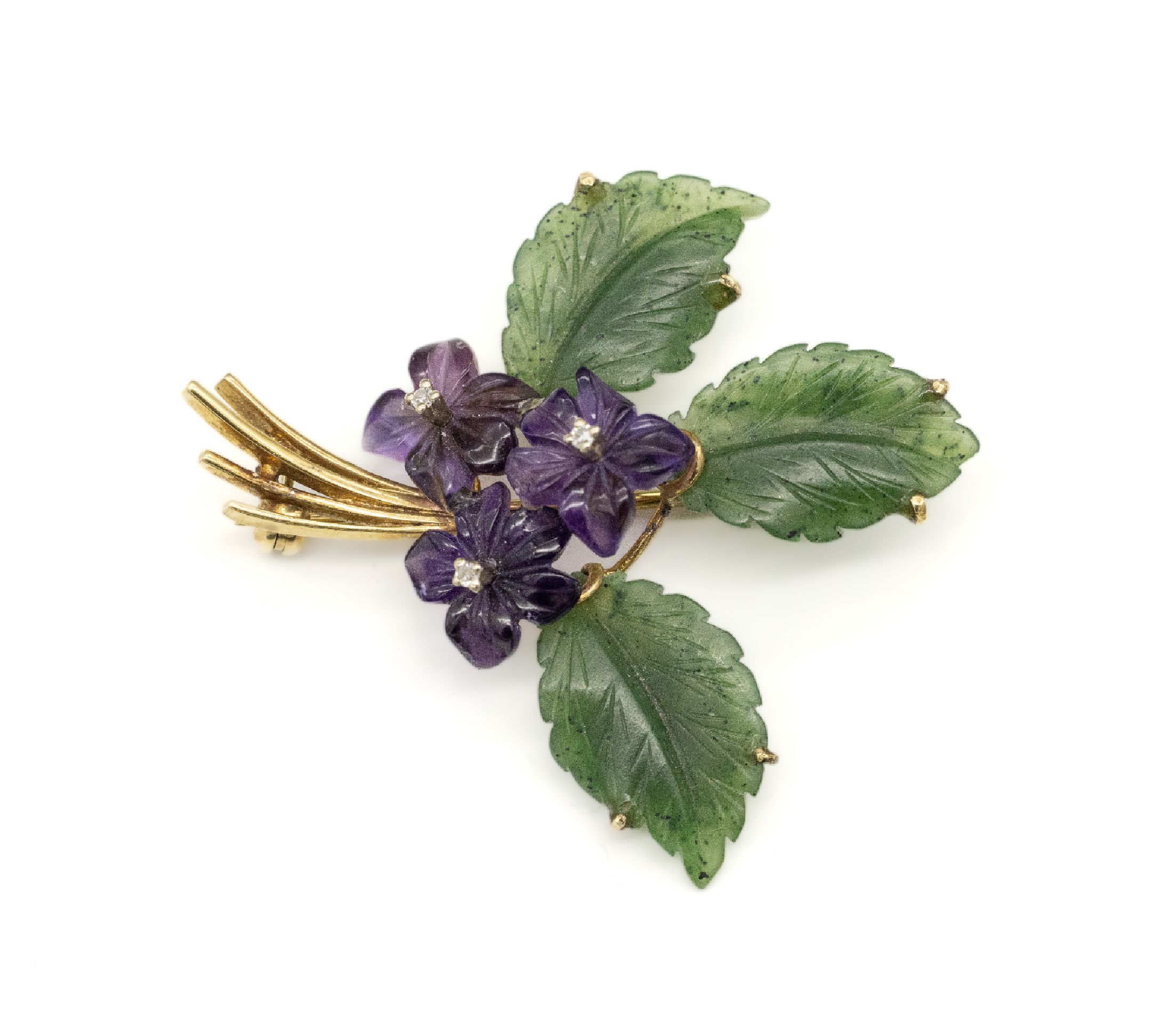 14 kt Gold Veilchenbrosche, Pforzheim 1960er Jahre, GG 585/000, Blätter aus Nephrit, Blüten aus Amethyst geschnitten, 3 kl. Diamanten, ...