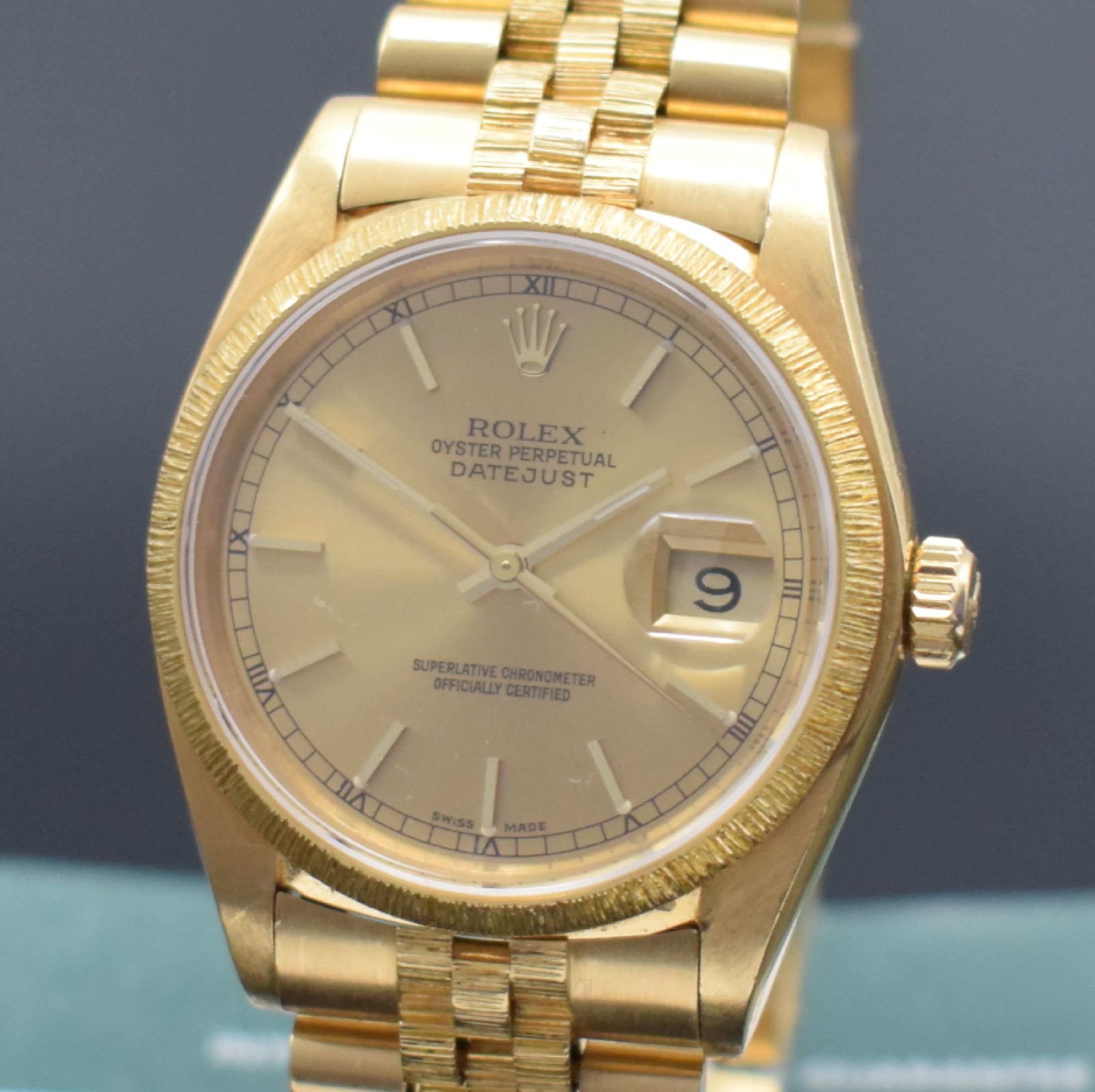 Detail a: ROLEX Datejust Herrenarmbanduhr Referenz 16078 in GG 750/000, Schweiz um 1980, Automatik, verschr. Oystergehäuse, Lünette m. Rindengravur, gold. ...