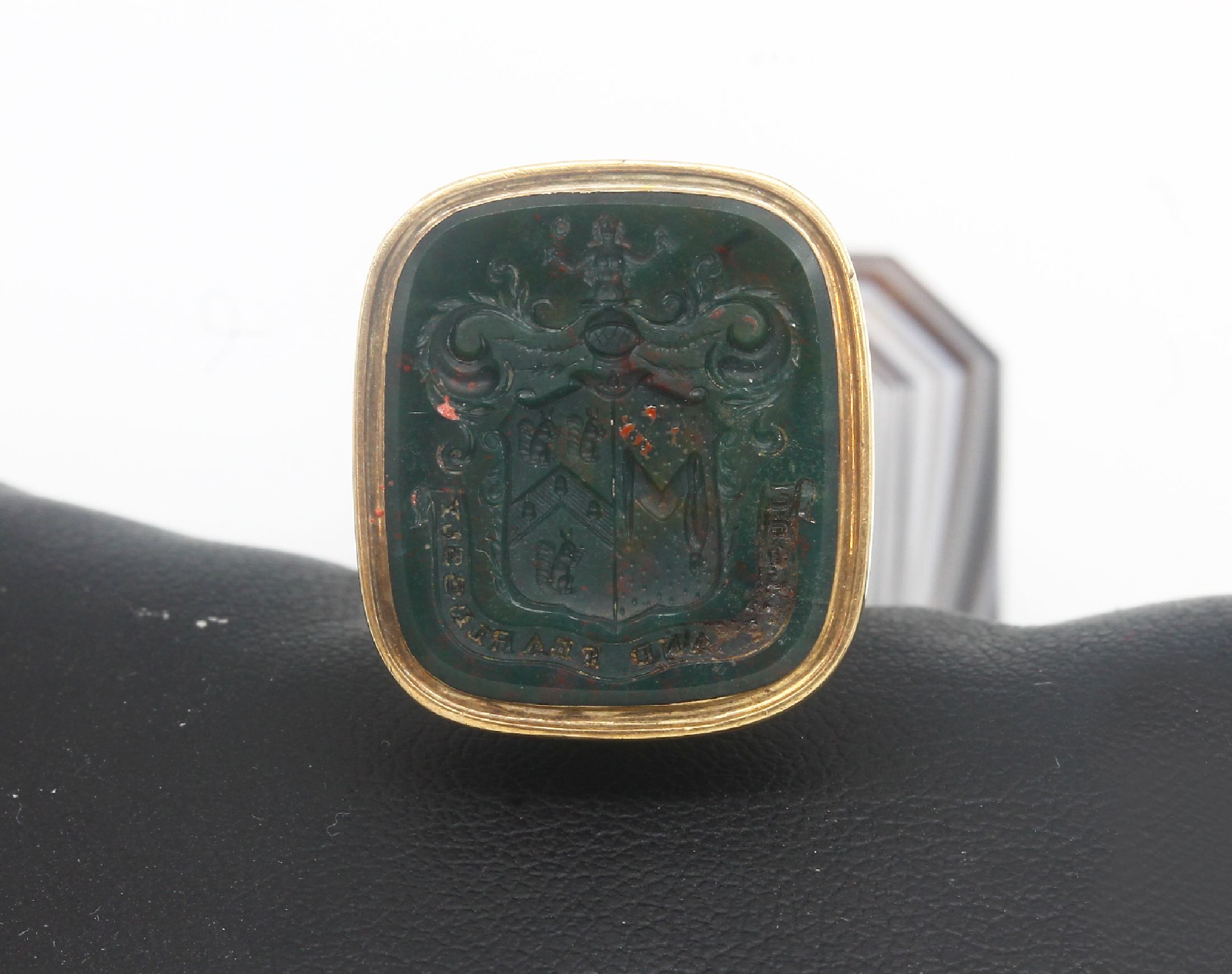 Detail a: Petschaft, Idar-Oberstein um 1880, Griff Streifenachat, getreppt und facettiert, Montur 14 kt Gold, GG 585/000, gepr., Platte Heliotrop mit ...