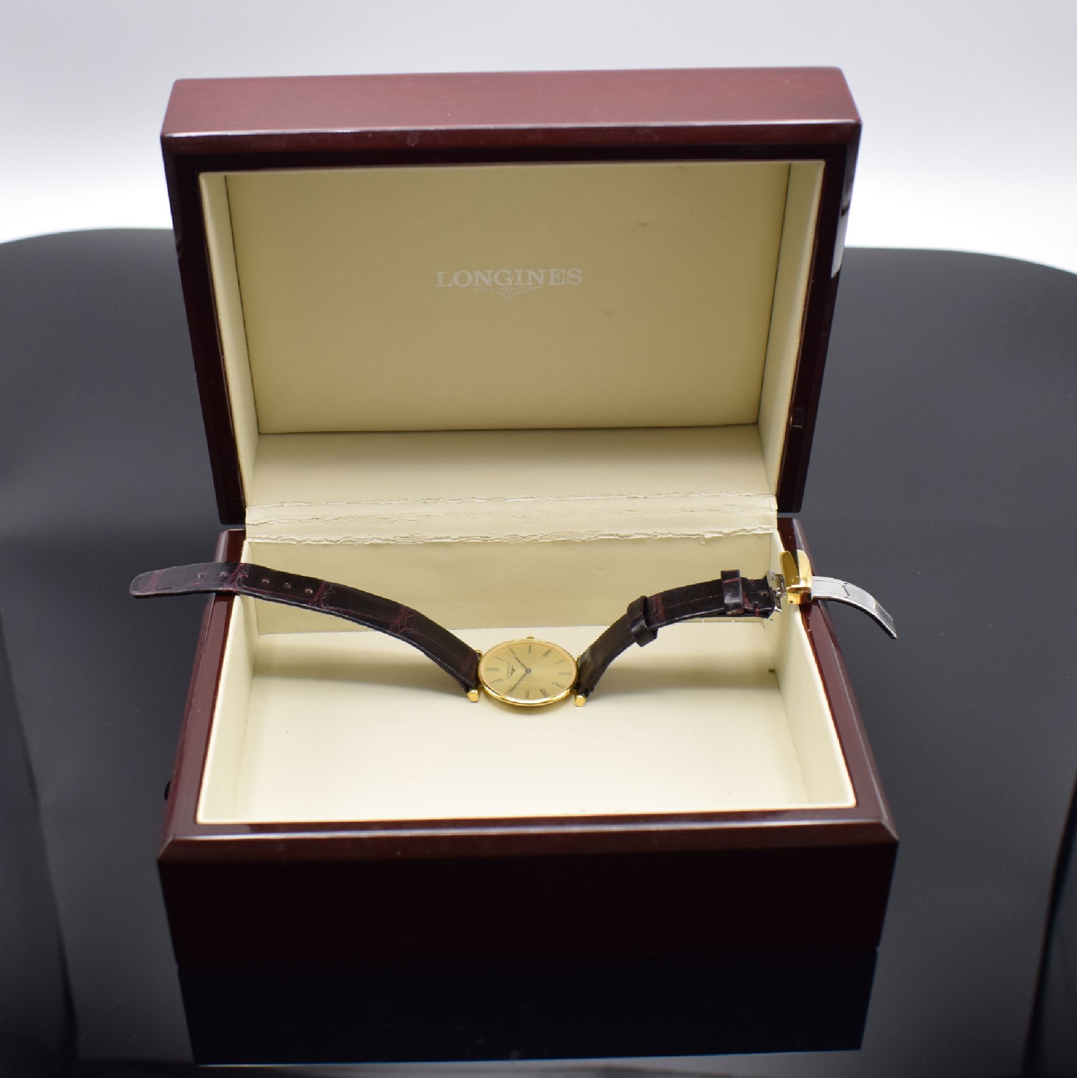 Detail d: LONGINES La Grande Classique Damenarmbanduhr Referenz L4.512.2, Schweiz um 2012, quarz, verg. Gehäuse, neutr. Lederband m. Faltschl., Boden 6-fach ...