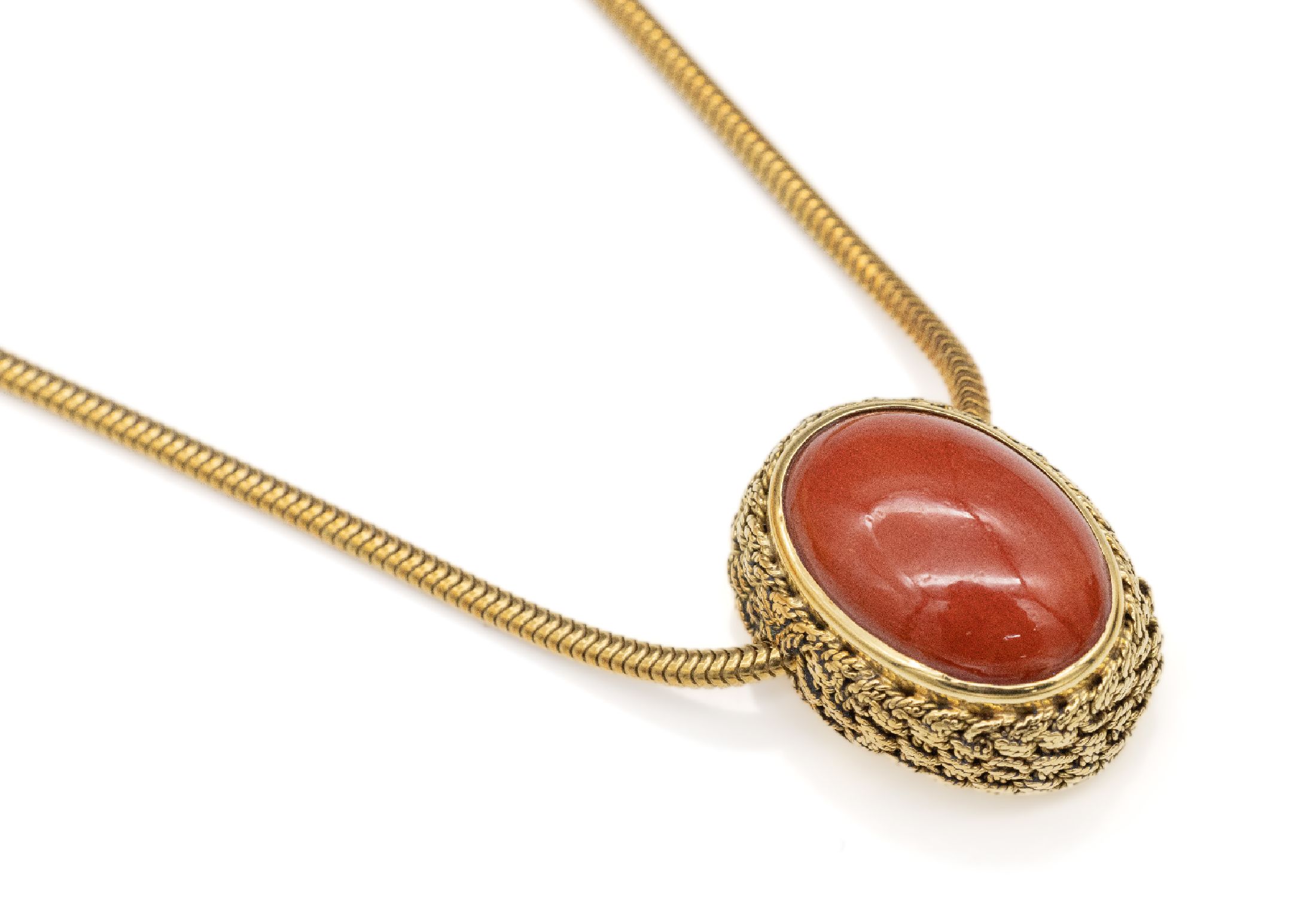 18 kt Gold Korallen-Anhänger, GG 750/000, Korallencabochon mit schöner Farbe, Unterkaderung mit aufwändigem Geflecht, Schlangenkette, L. ca. 40 ...