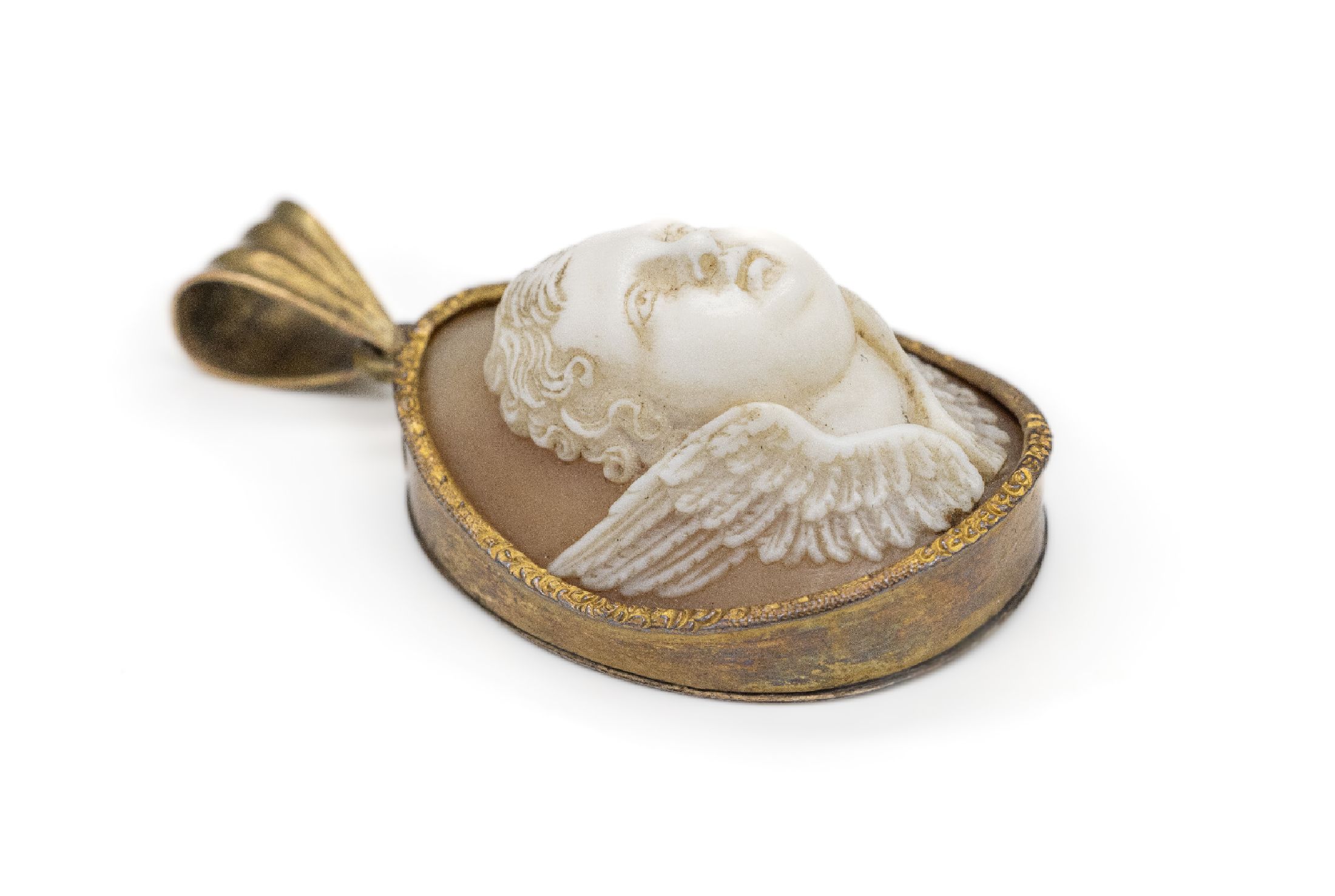 Detail a: Anhänger mit Muschelkamee, um 1850/60, sehr hoher Schnitt, Darst. eines Engels, am Auge min. best., Fassung Metall vergoldet, Öse sek., L. ca. 4 cm