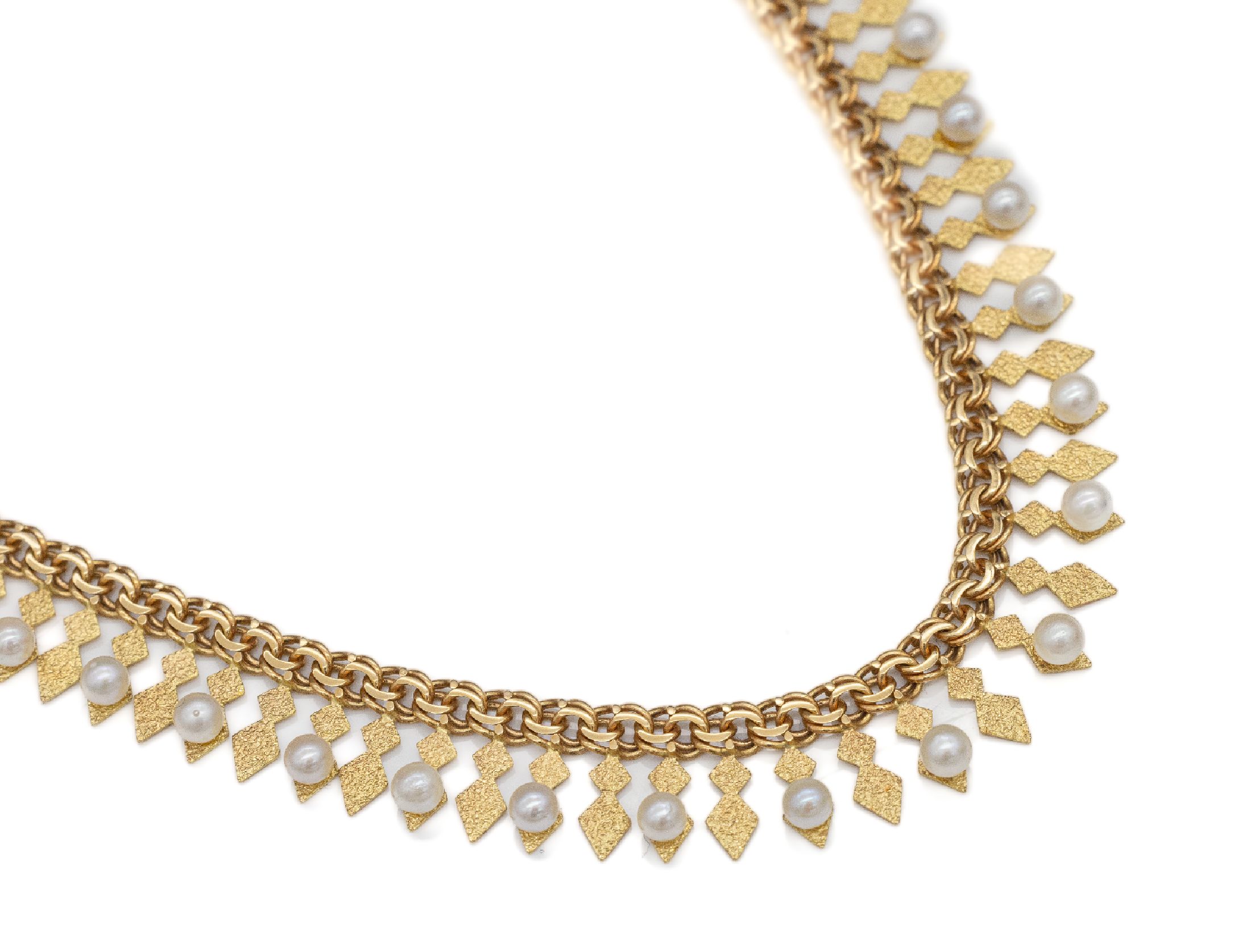 21.6 kt Gold Zuchtperl-Collier, GG 900/000 gepr., z.T. strukturiert, 18 kl. Zuchtperlen, L. ca. 39.5 cm, ca. 21.9 g