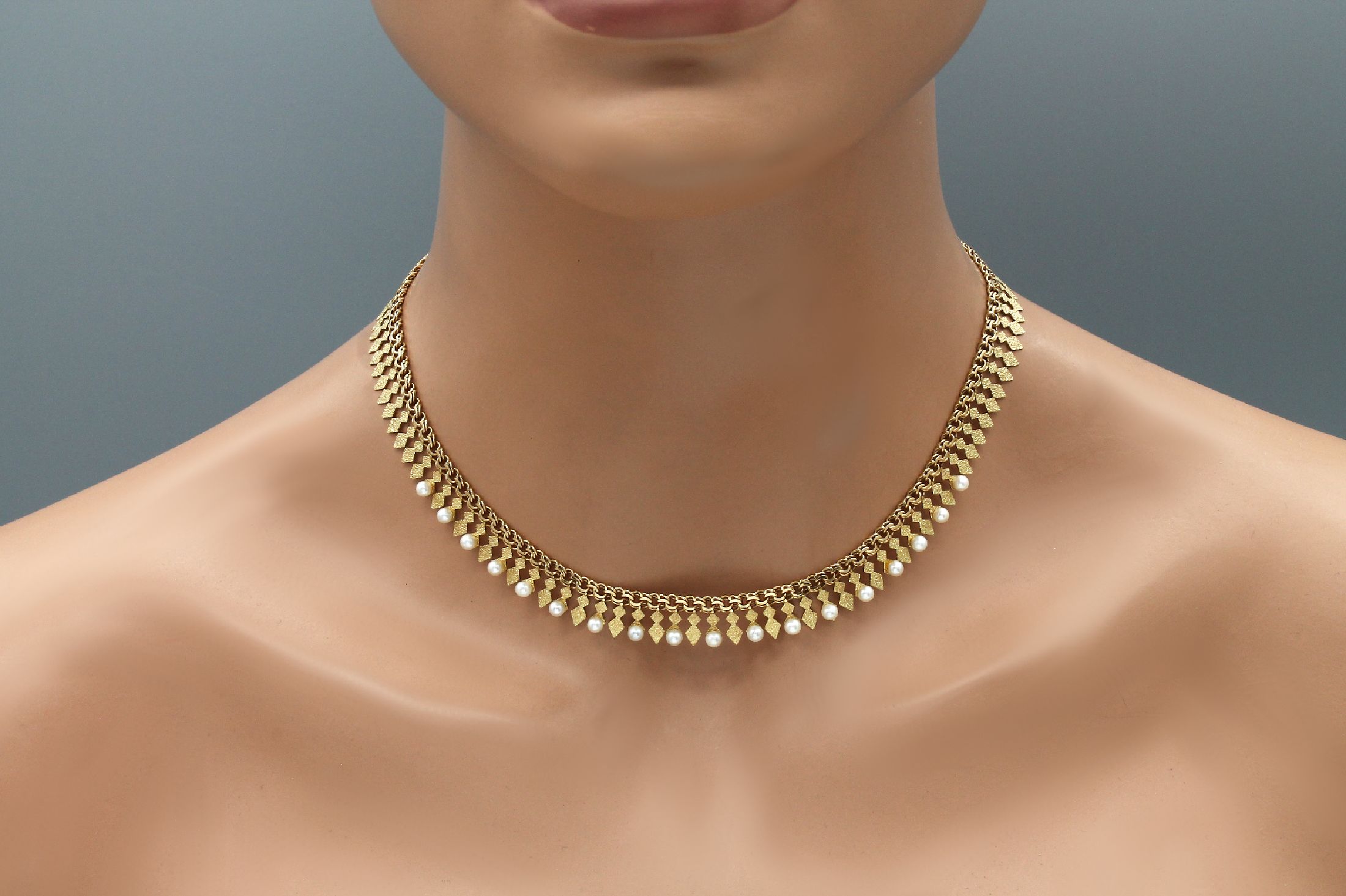 Detail a: 21.6 kt Gold Zuchtperl-Collier, GG 900/000 gepr., z.T. strukturiert, 18 kl. Zuchtperlen, L. ca. 39.5 cm, ca. 21.9 g
