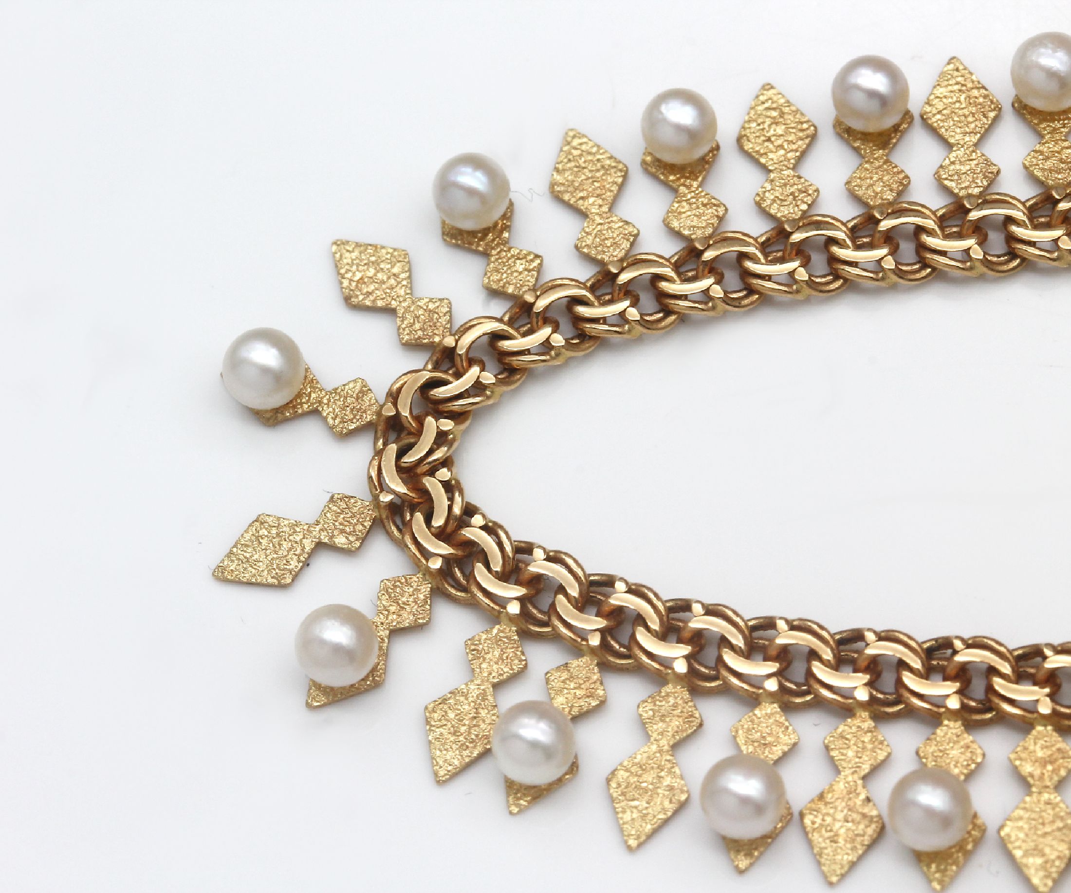 Detail b: 21.6 kt Gold Zuchtperl-Collier, GG 900/000 gepr., z.T. strukturiert, 18 kl. Zuchtperlen, L. ca. 39.5 cm, ca. 21.9 g