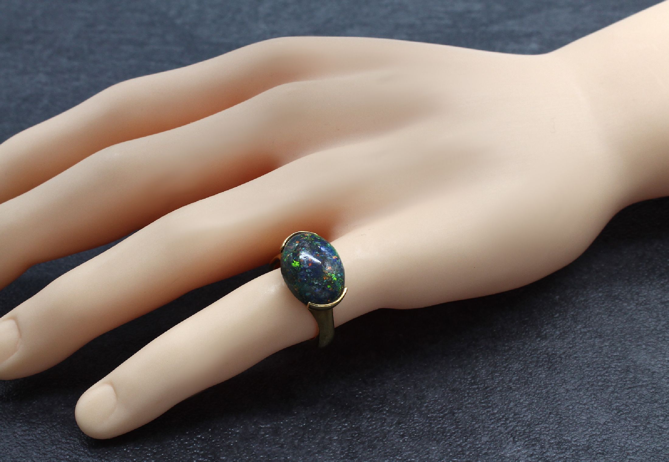 Detail a: 18 kt Gold GROSSE Opal-Ring, GG 750/000, ovaler Boulderopal-Cabochon ca. 15.0 ct, total ca. 10.7 g, RW 54, sign. GROSSE 1972