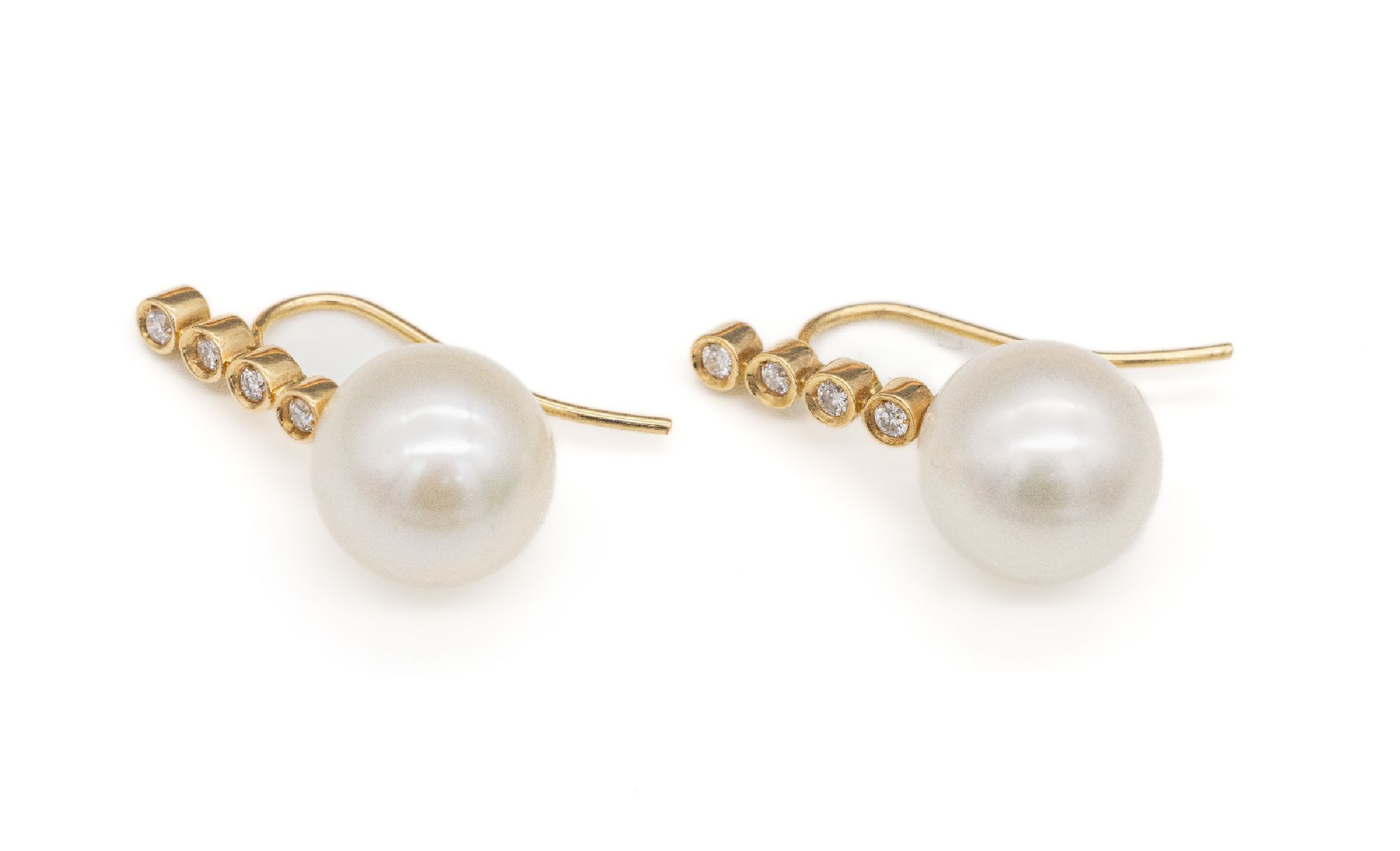 Paar 18 kt Gold Brillant-Perl-Ohrgehänge, GG 750/000, 2 Südseezuchtperlen, D. ca. 11 mm,8 Brillanten zus. ca. 0.16 ct feines Weiß/vs- si, ca. 5.4 ...