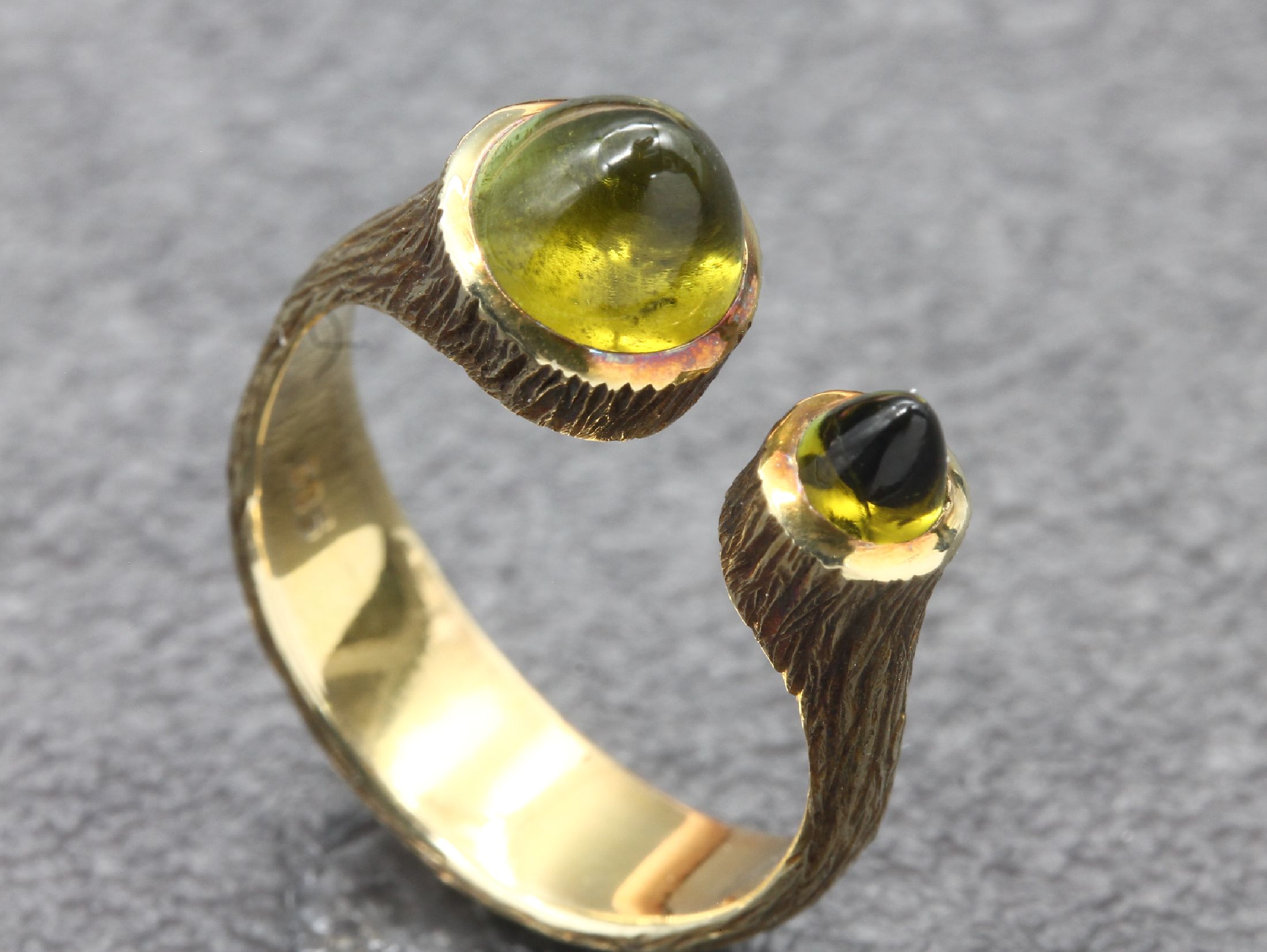 Detail a: 14 kt Gold Turmalin-Ring, GG 585/000, Ringschiene mit Borkenstruktur, 2 hohe Turmalin-Cabochons zus. ca. 2.20 ct, ca. 6.4 g, RW 55