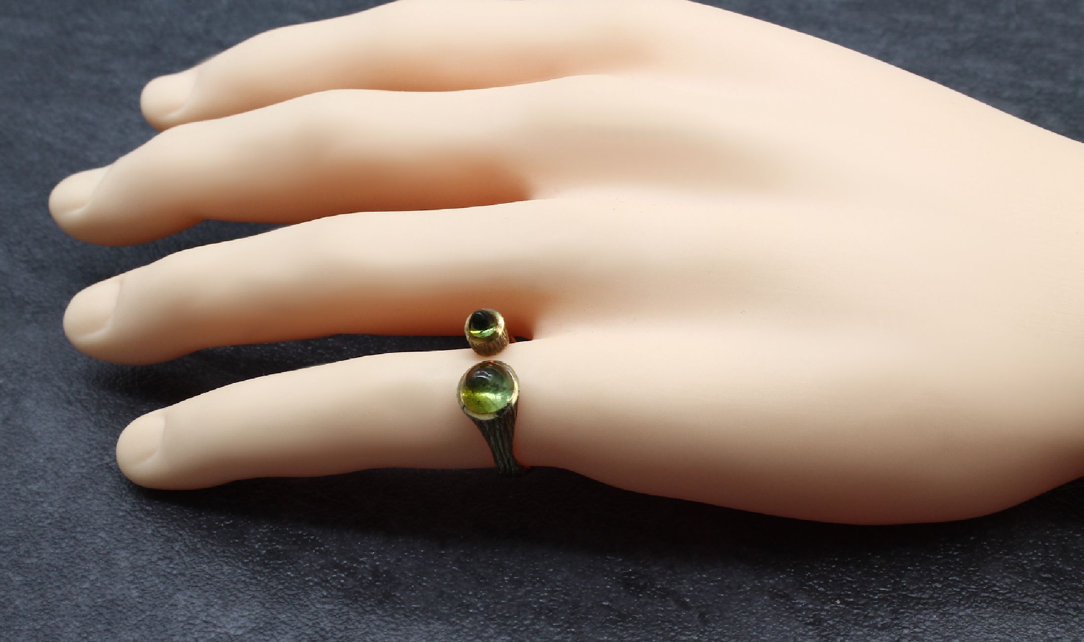Detail b: 14 kt Gold Turmalin-Ring, GG 585/000, Ringschiene mit Borkenstruktur, 2 hohe Turmalin-Cabochons zus. ca. 2.20 ct, ca. 6.4 g, RW 55