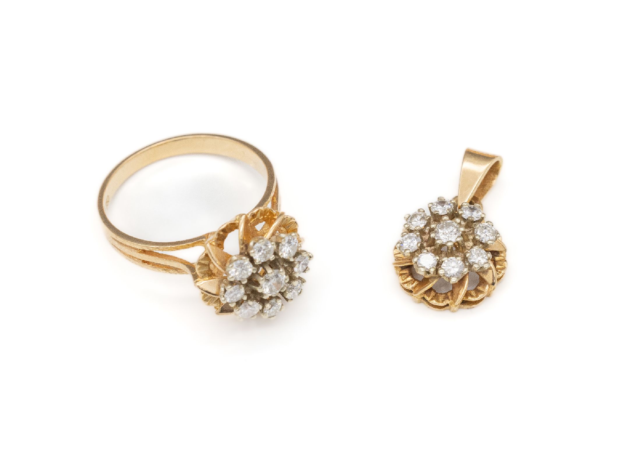 18 kt Gold Brillant-Schmuckset, GG/WG 750/000, best. aus: Ring und Anhänger, 18 Brillanten zus. ca. 1.15 ct Weiß/si-p1, total ca. 6.9 g, RW 55